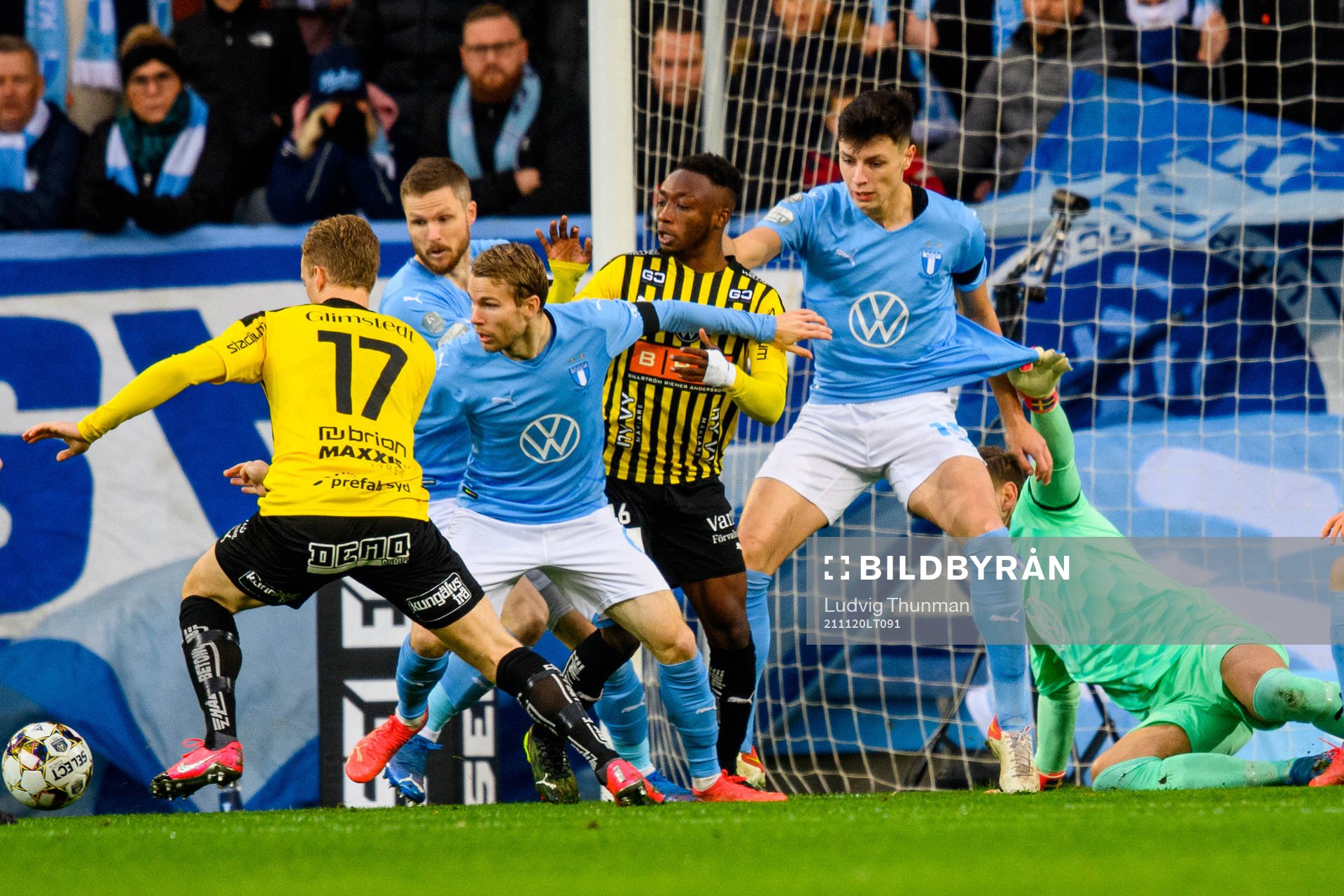Häckens Gustav Berggren oroar framför Malmö FFs målvakt