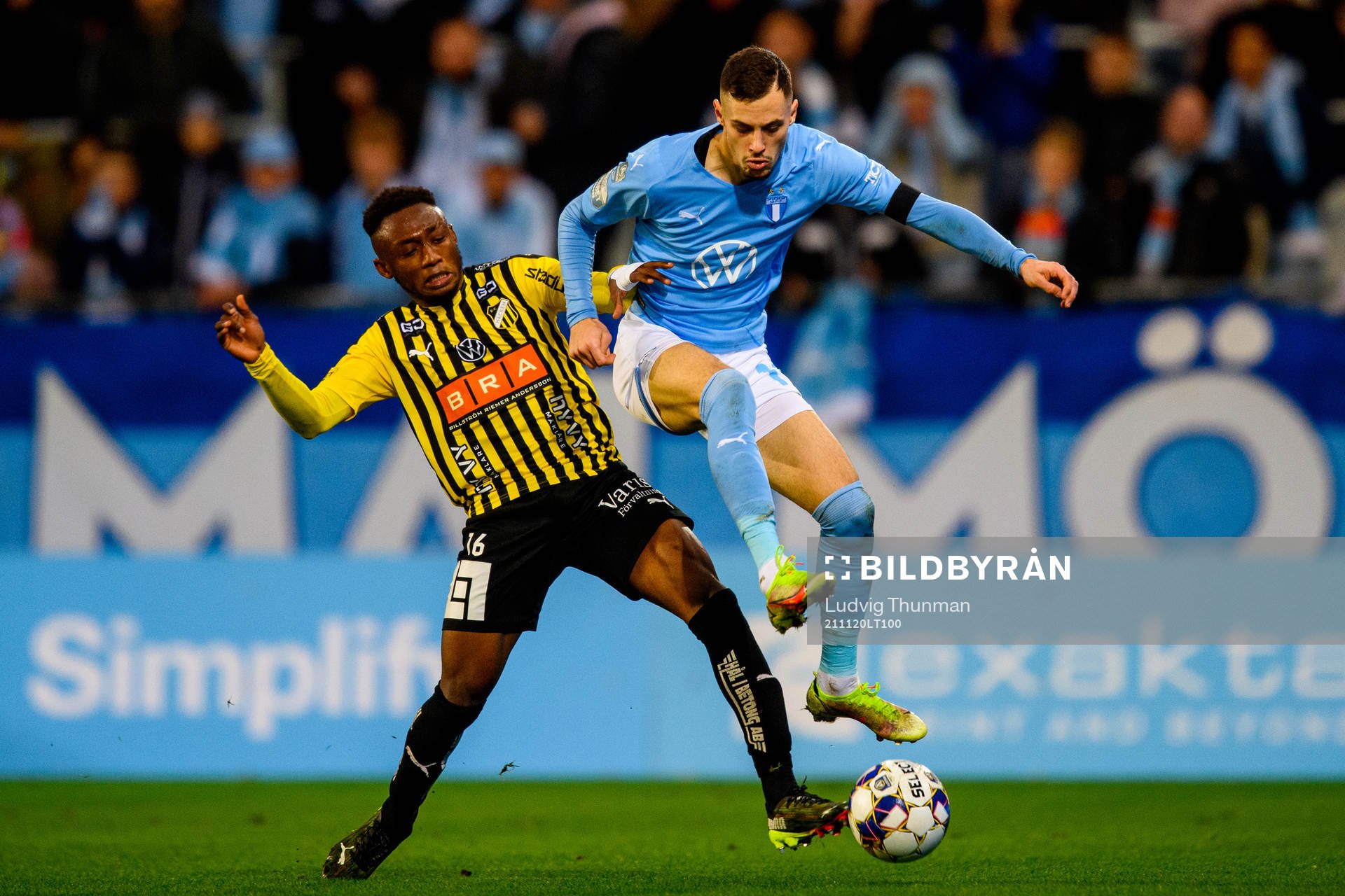 Malmö FFs Malik Abubakari och Häckens Benie Adama Traore