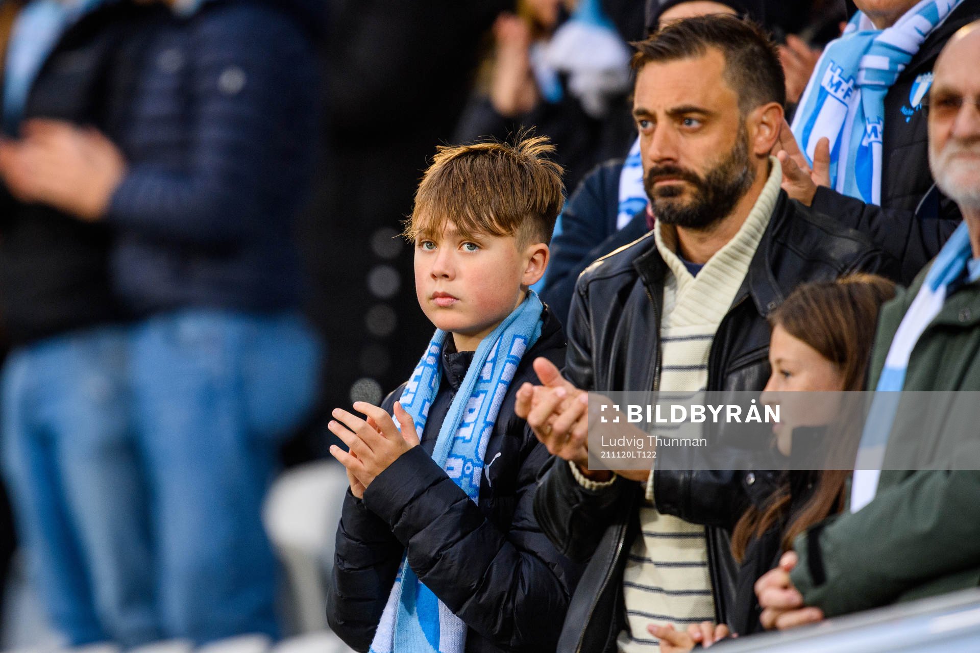 En ung pojke med Malmö FFs halsduk på läktaren