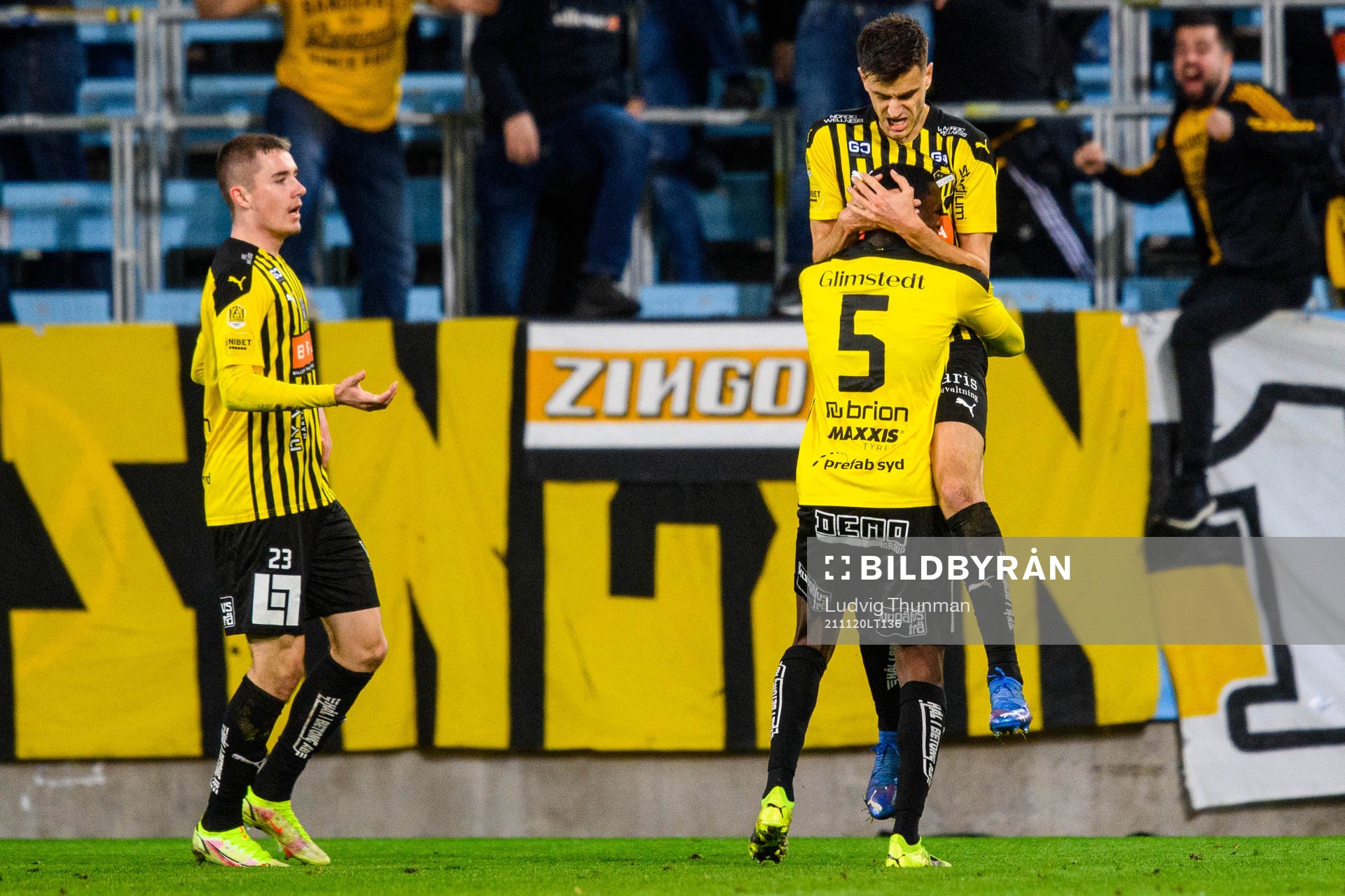 Häckens Godswill Ekpolo kramas om av Alexander Jeremejeff efter han gjort 1-2 under fotbollsmatchen i Allsvenskan mellan Malmö FF och Häcken den 20 november 2021 i Malmö.