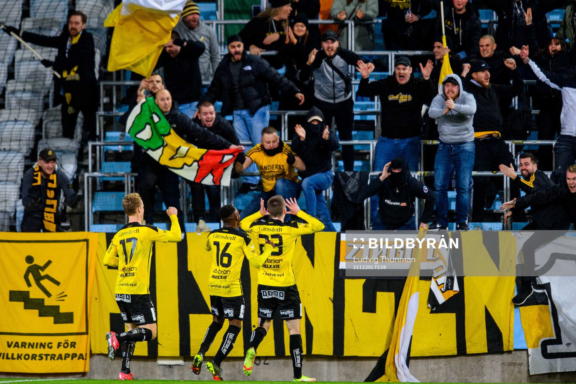 Häckens Marcus Antonsson jublar mot publiken