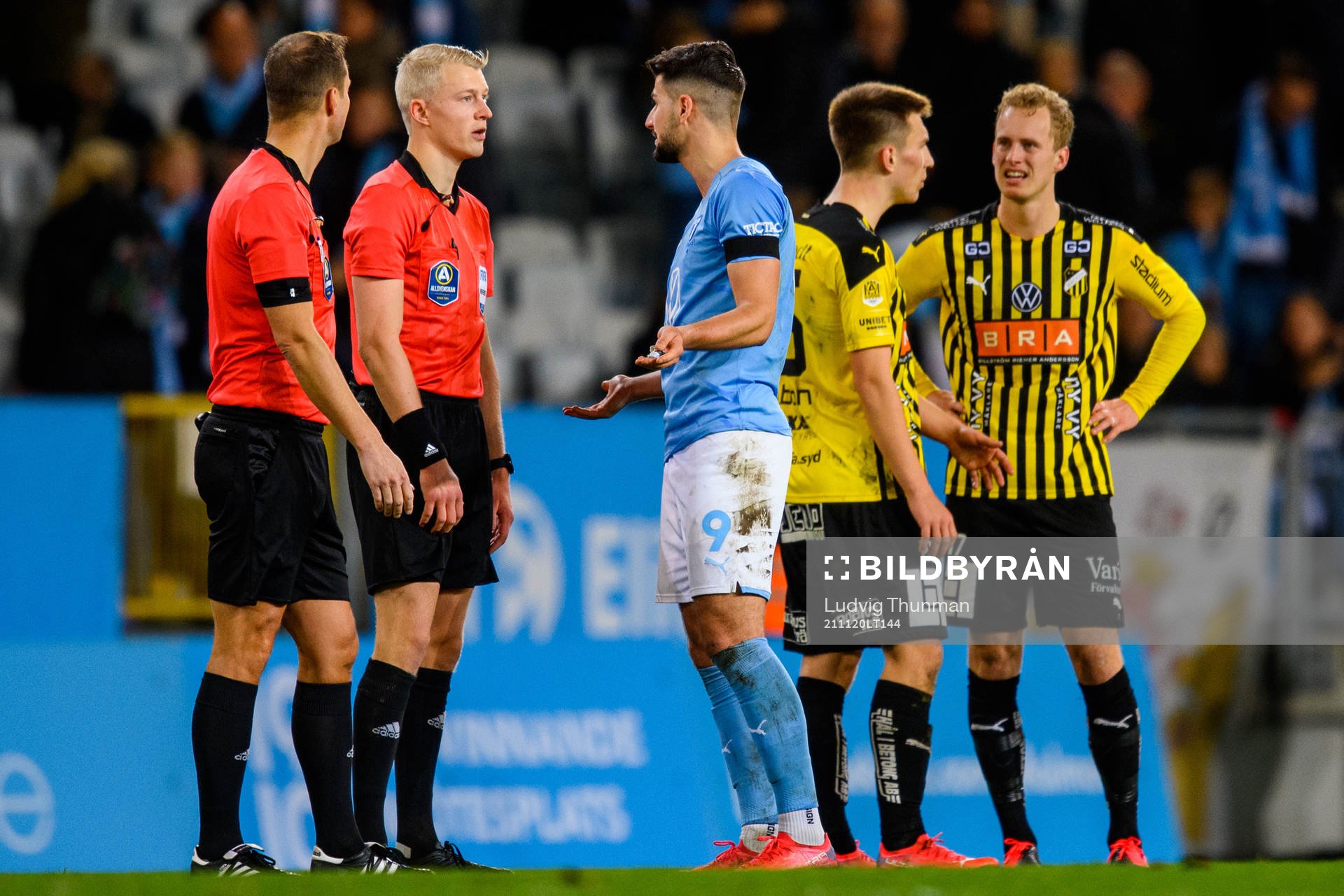 Malmö FFs Antonio Colak i diskussion med domaren
