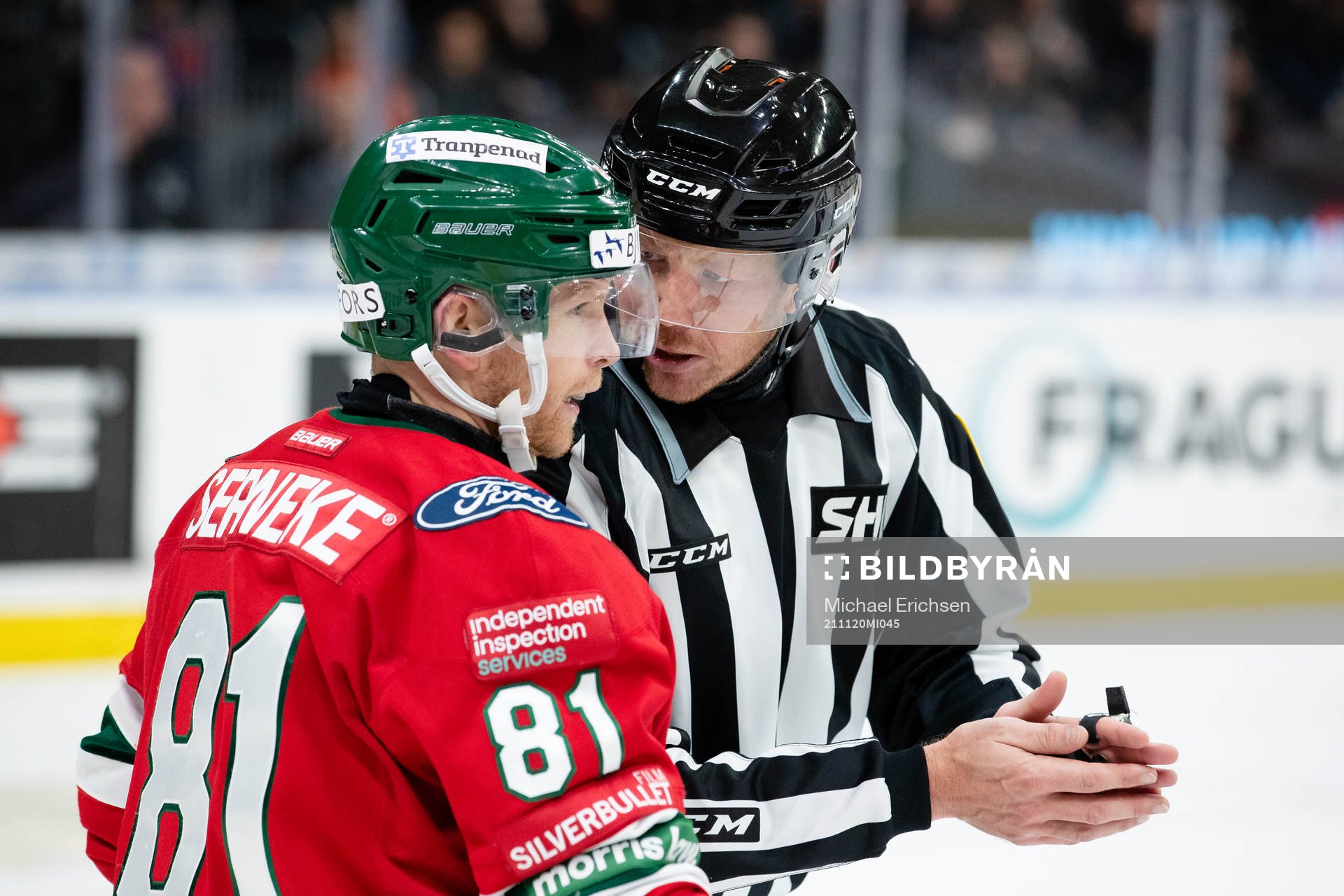 Frölundas Ryan Lasch och Linjedomare Henrik Pihlblad