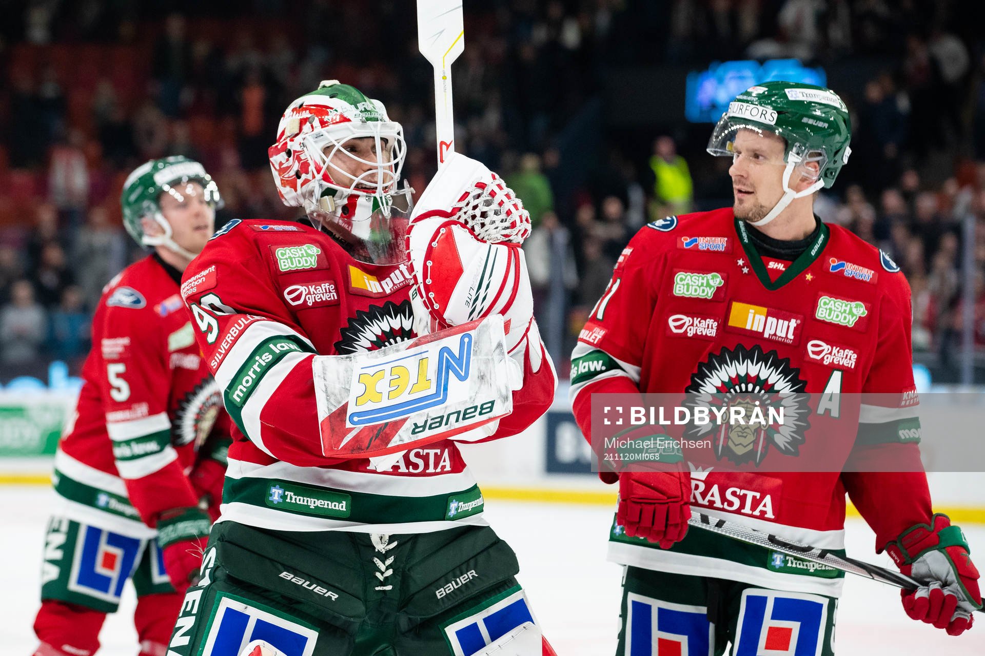 Frölundas målvakt Matthew Tomkins och Nicklas Lasu jublar