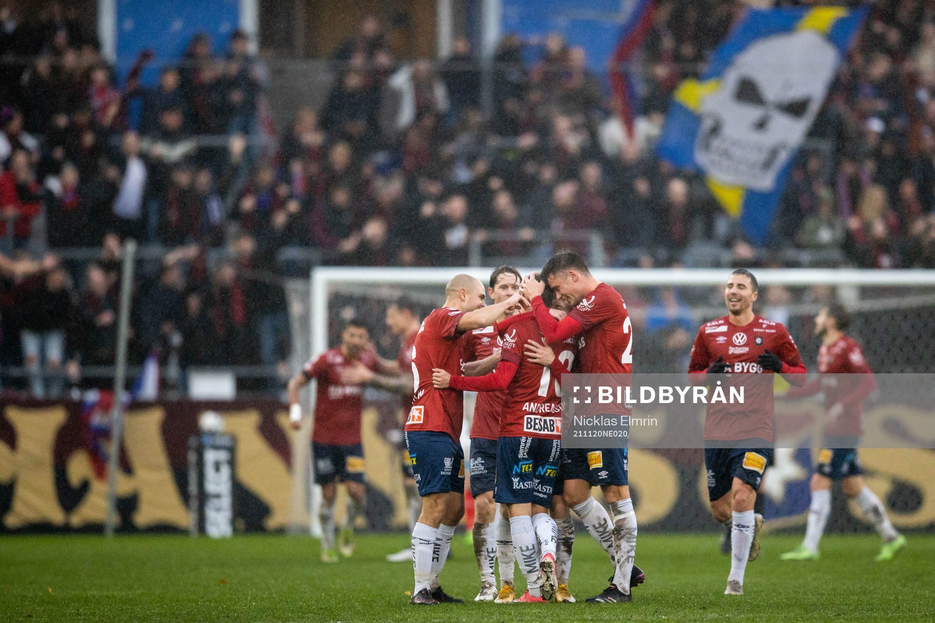 Örgrytes spelare jublar efter 1-1 under fotbollsmatchen i Superettan mellan Örgryte och Helsingborg den 20 november 2021 i Göteborg. 