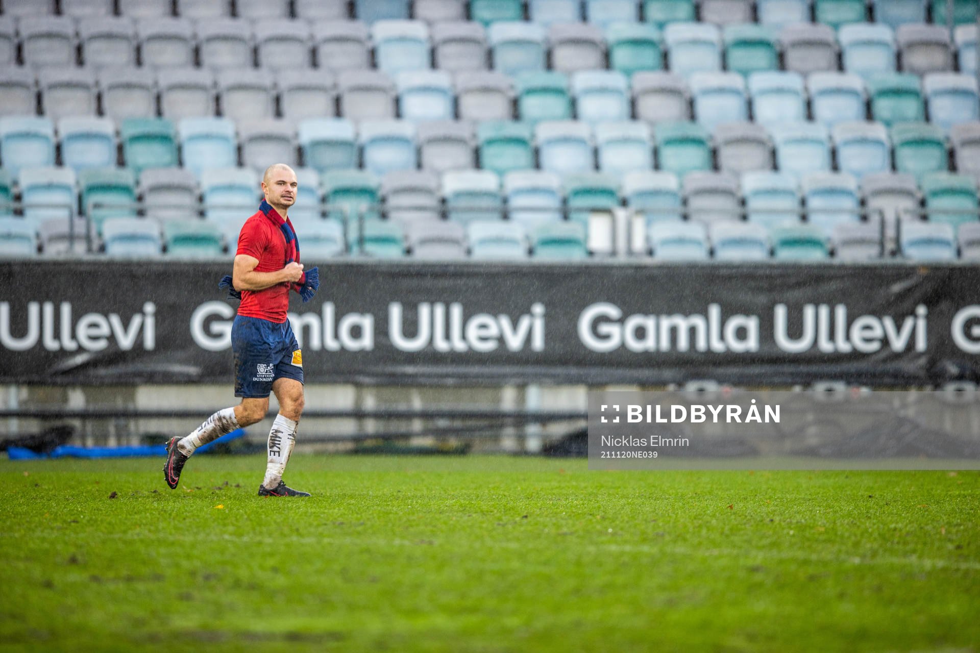 Örgrytes Hannes Sahlin firar efter fotbollsmatchen i Superettan mellan Örgryte och Helsingborg den 20 november 2021 i Göteborg. 