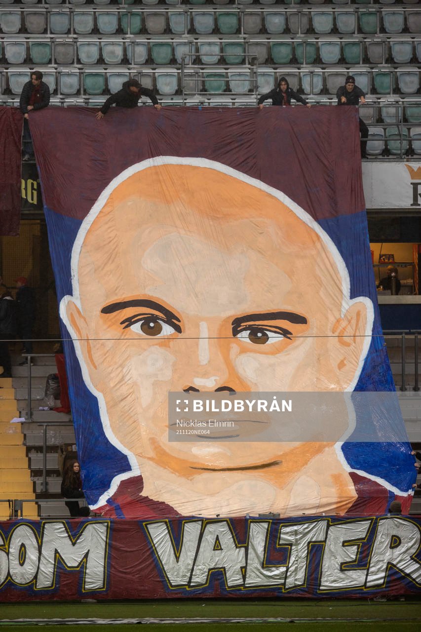 Örgrytes Hannes Sahlin hedras med ett tifo innan fotbollsmatchen i Superettan mellan Örgryte och Helsingborg den 20 november 2021 i Göteborg.