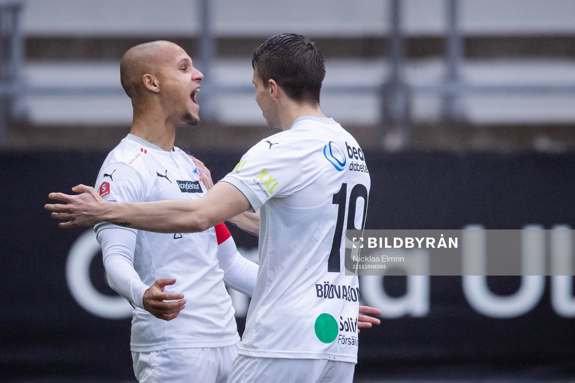 Helsingborgs Anthony van den och Bödvar Bödvarsson jublar efter 1-0 under fotbollsmatchen i Superettan mellan Örgryte och Helsingborg den 20 november 2021 i Göteborg.