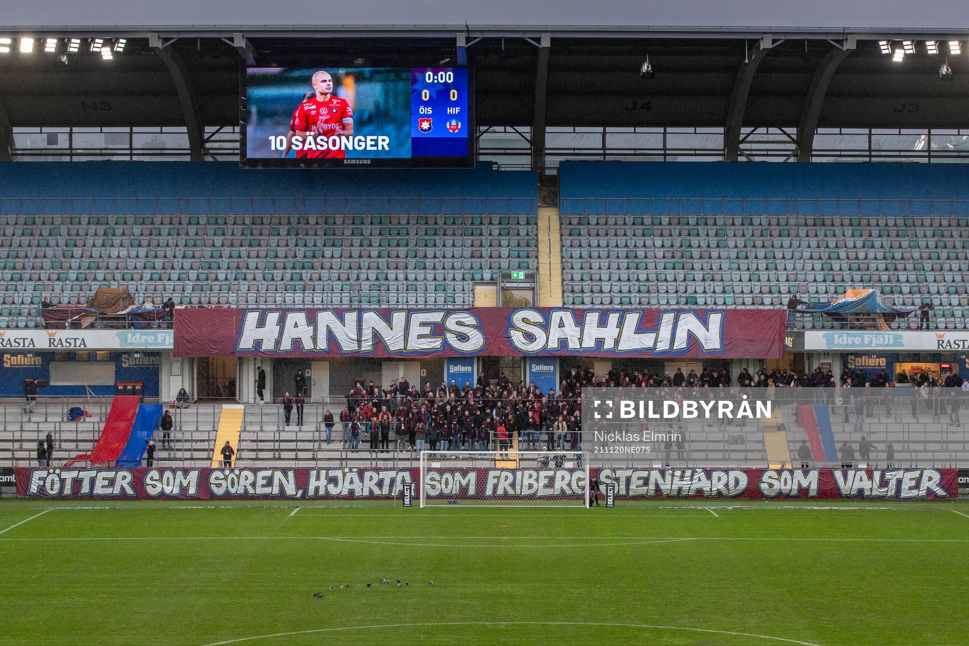 Örgrytes Hannes Sahlin hedras med ett tifo innan