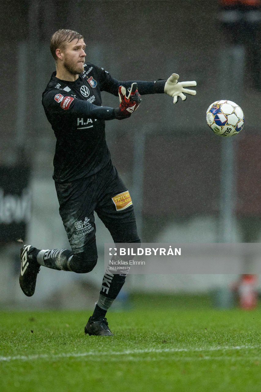 Örgrytes målvakt Fredrik Andersson under fotbollsmatchen i Superettan mellan Örgryte och Helsingborg den 20 november 2021 i Göteborg. 
