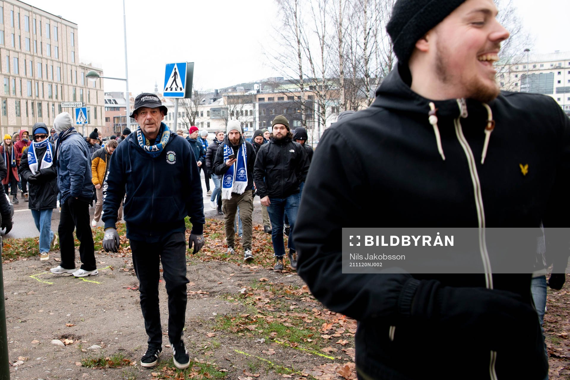 Sundsvalls supportrar Patronerna tågar till arenan innan