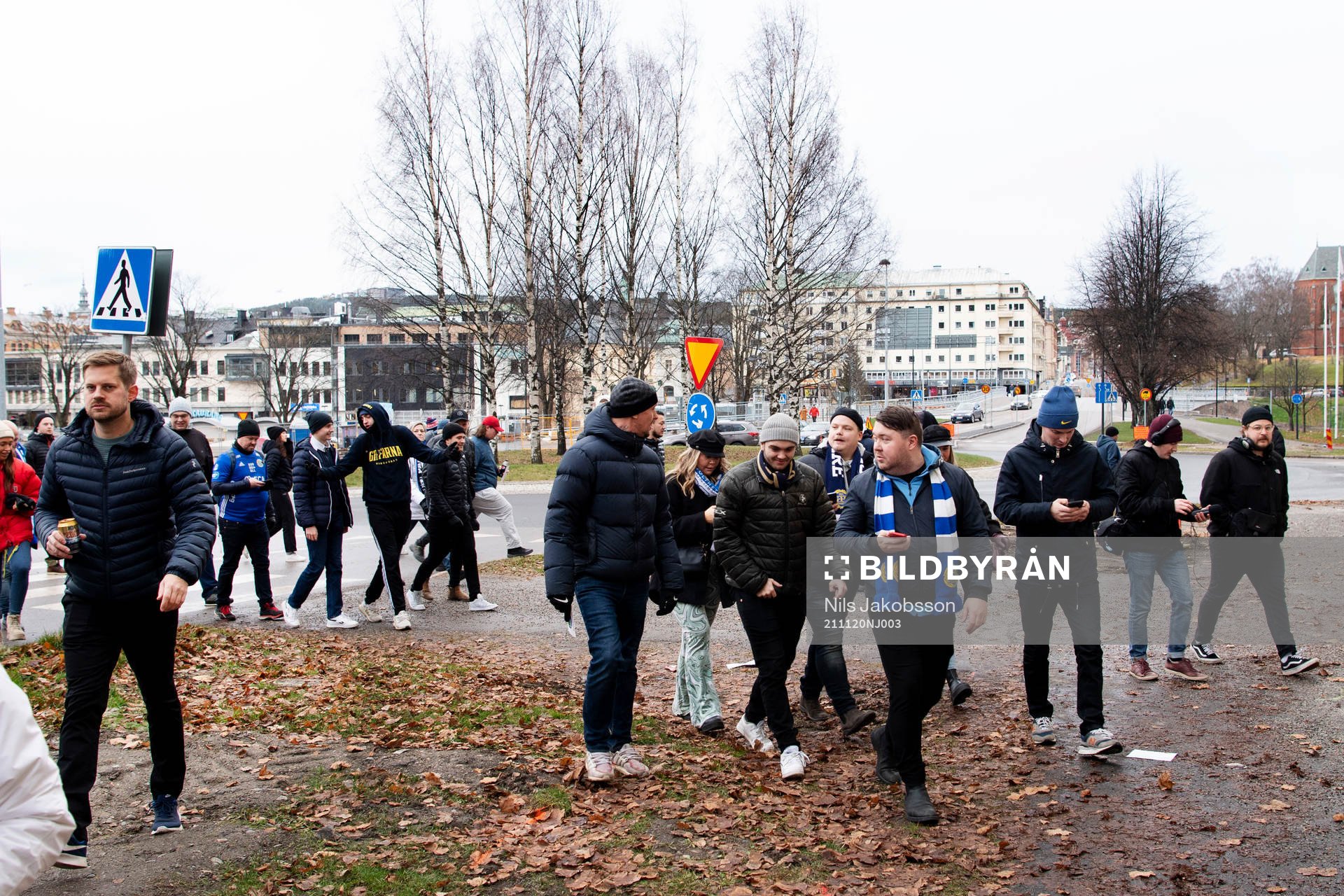 Sundsvalls supportrar Patronerna tågar till arenan innan