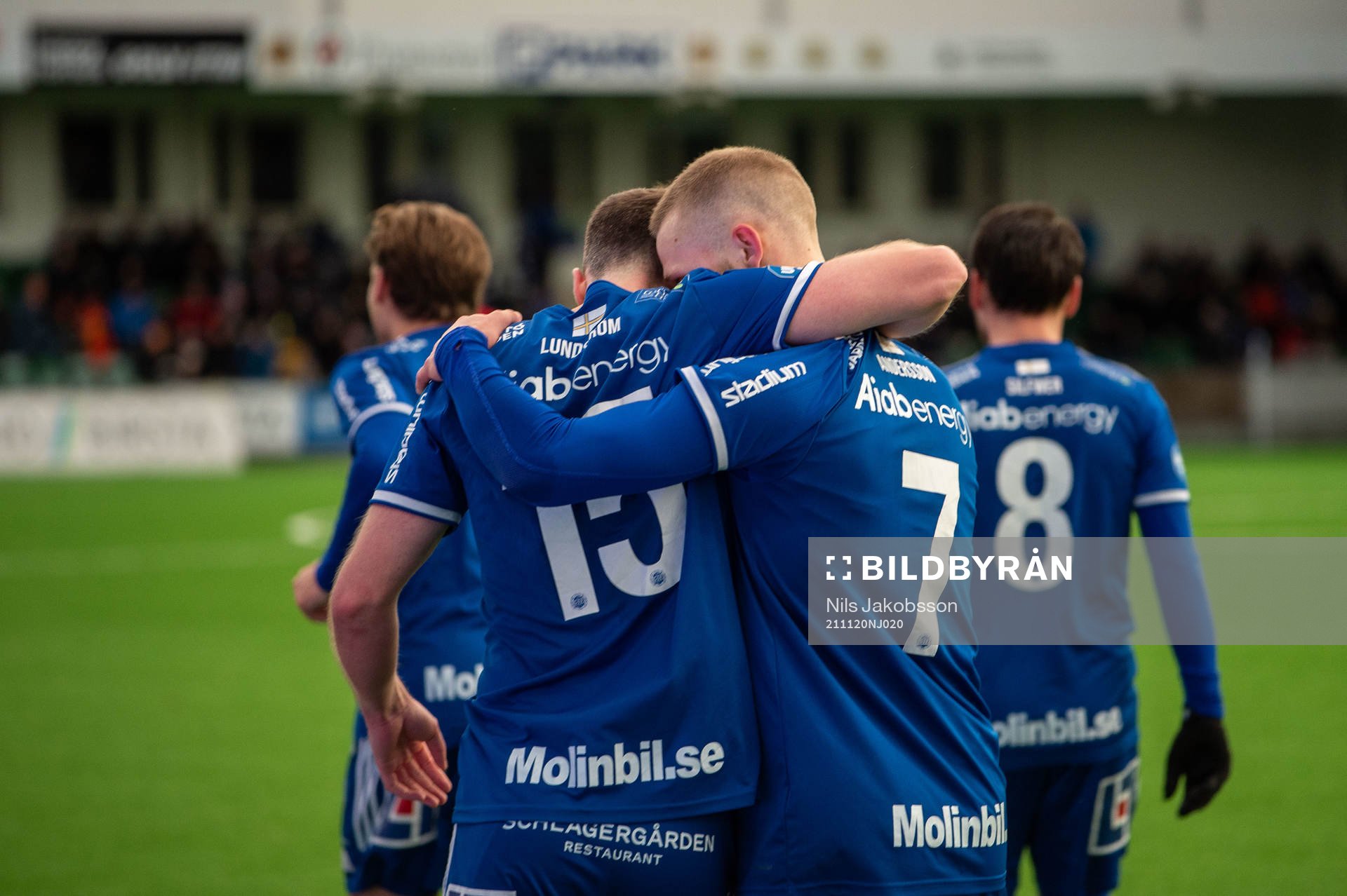 Sundsvalls Robert Lundström och Erik Andersson jublar efter 1-1 under fotbollsmatchen i Superettan mellan GIF Sundsvall och Öster den 20 november 2021 i Sundsvall. 