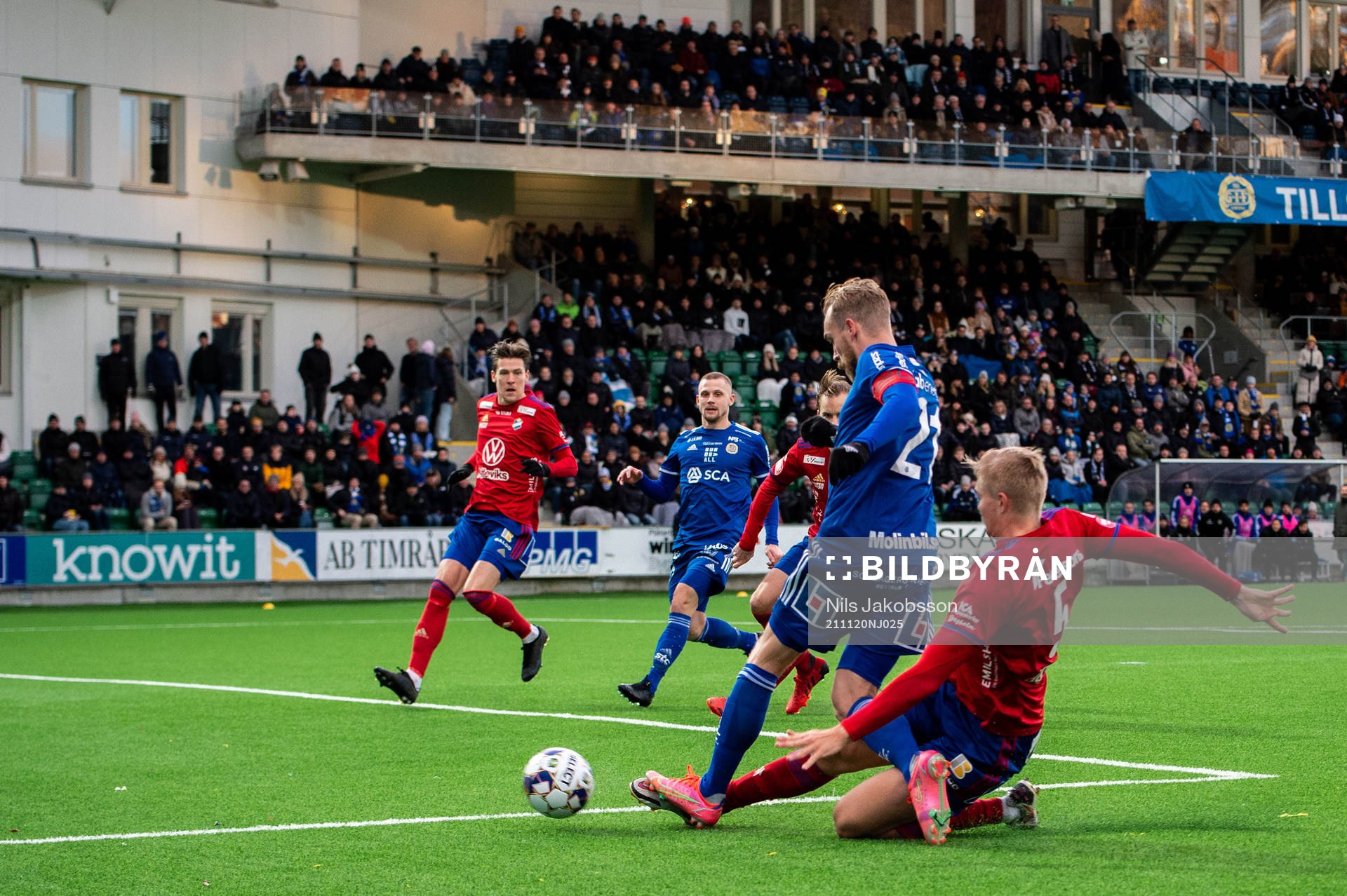 Sundsvalls Pontus Engblom och Östers Mattias Adolfsson i
