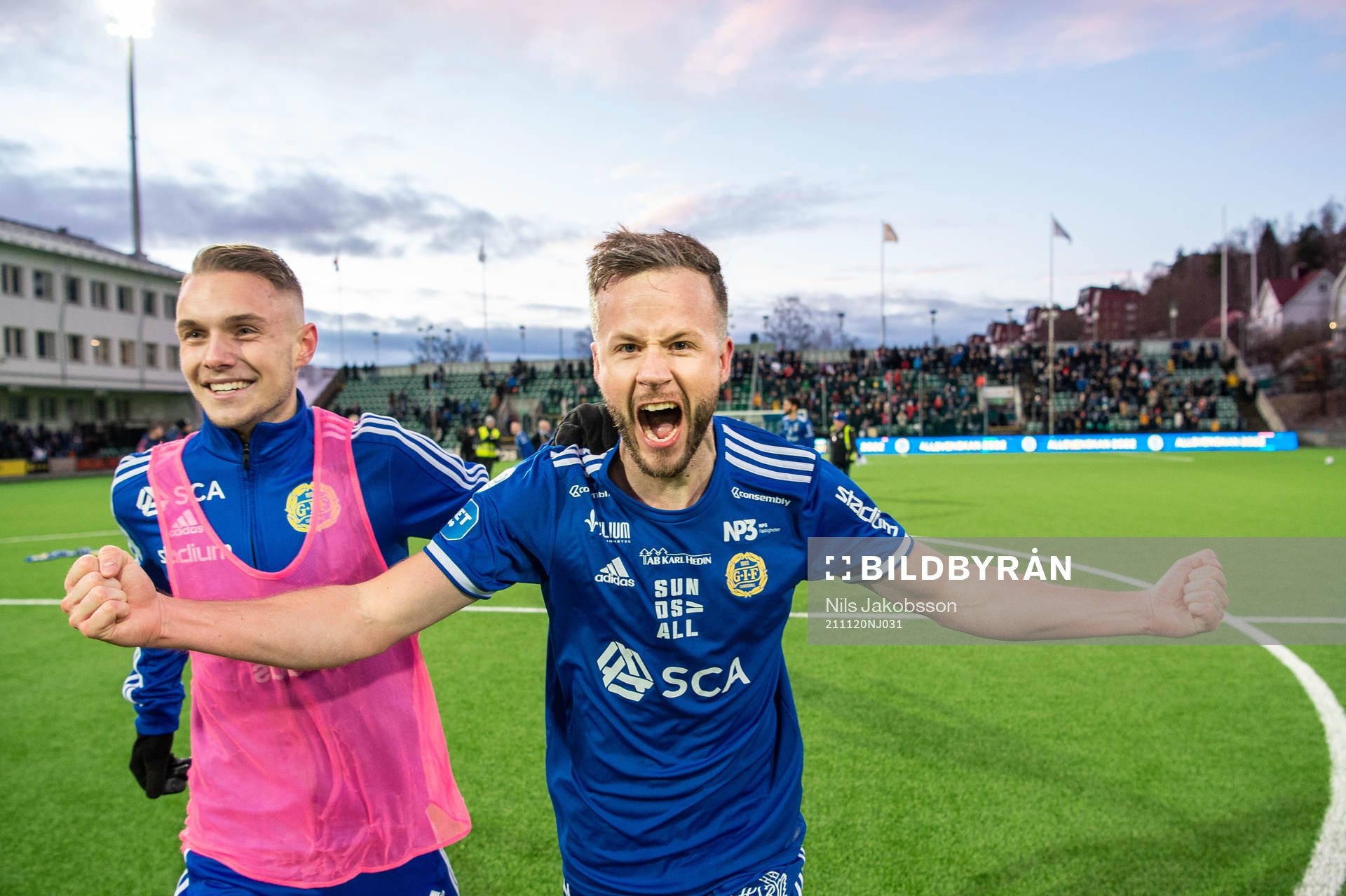Sundsvalls Robert Lundström jublar efter det allsvenska avancemanget efter fotbollsmatchen i Superettan mellan GIF Sundsvall och Öster den 20 november 2021 i Sundsvall.