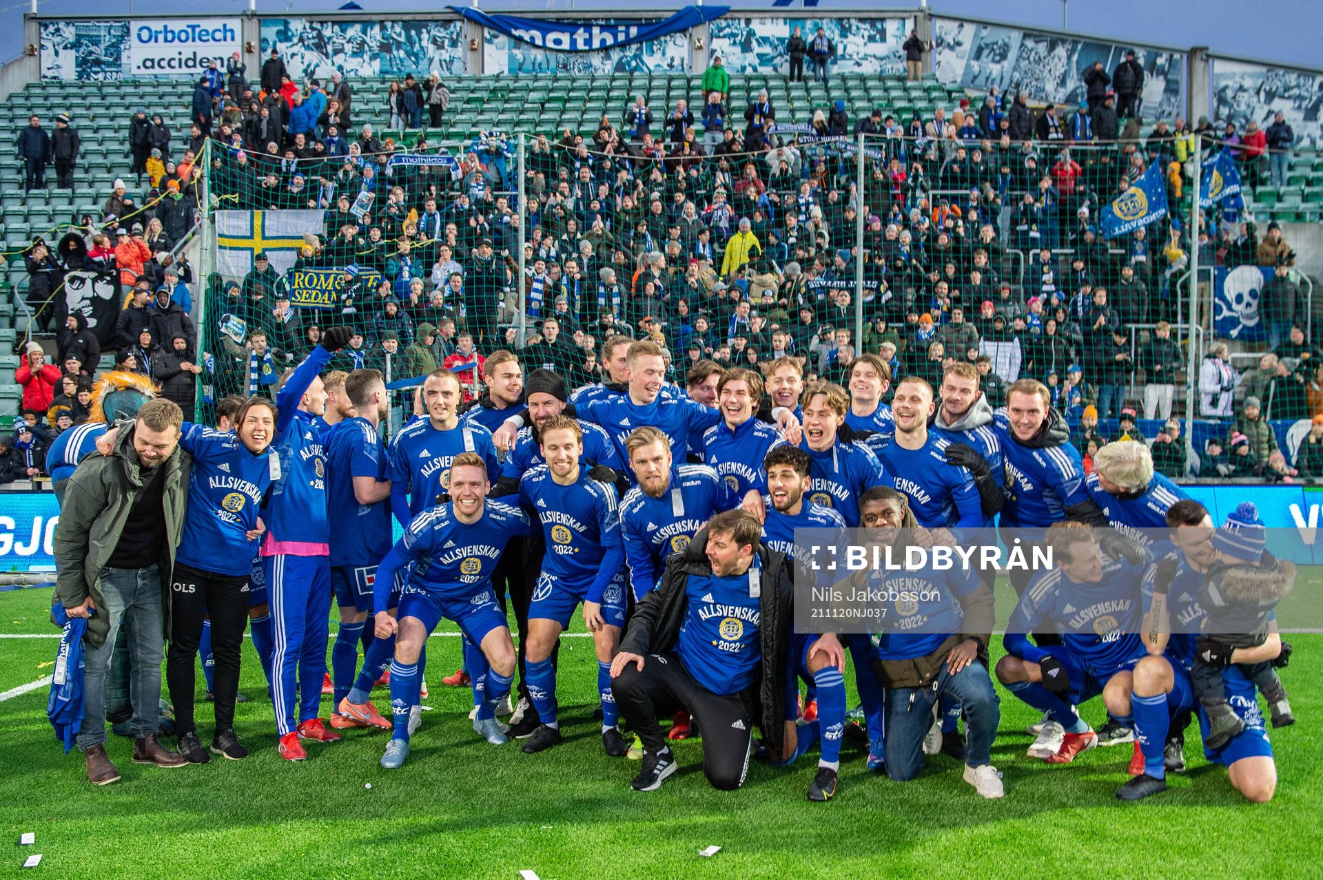 Sundsvalls spelar och ledare jublar efter det allsvenska avancemanget efter fotbollsmatchen i Superettan mellan GIF Sundsvall och Öster den 20 november 2021 i Sundsvall.