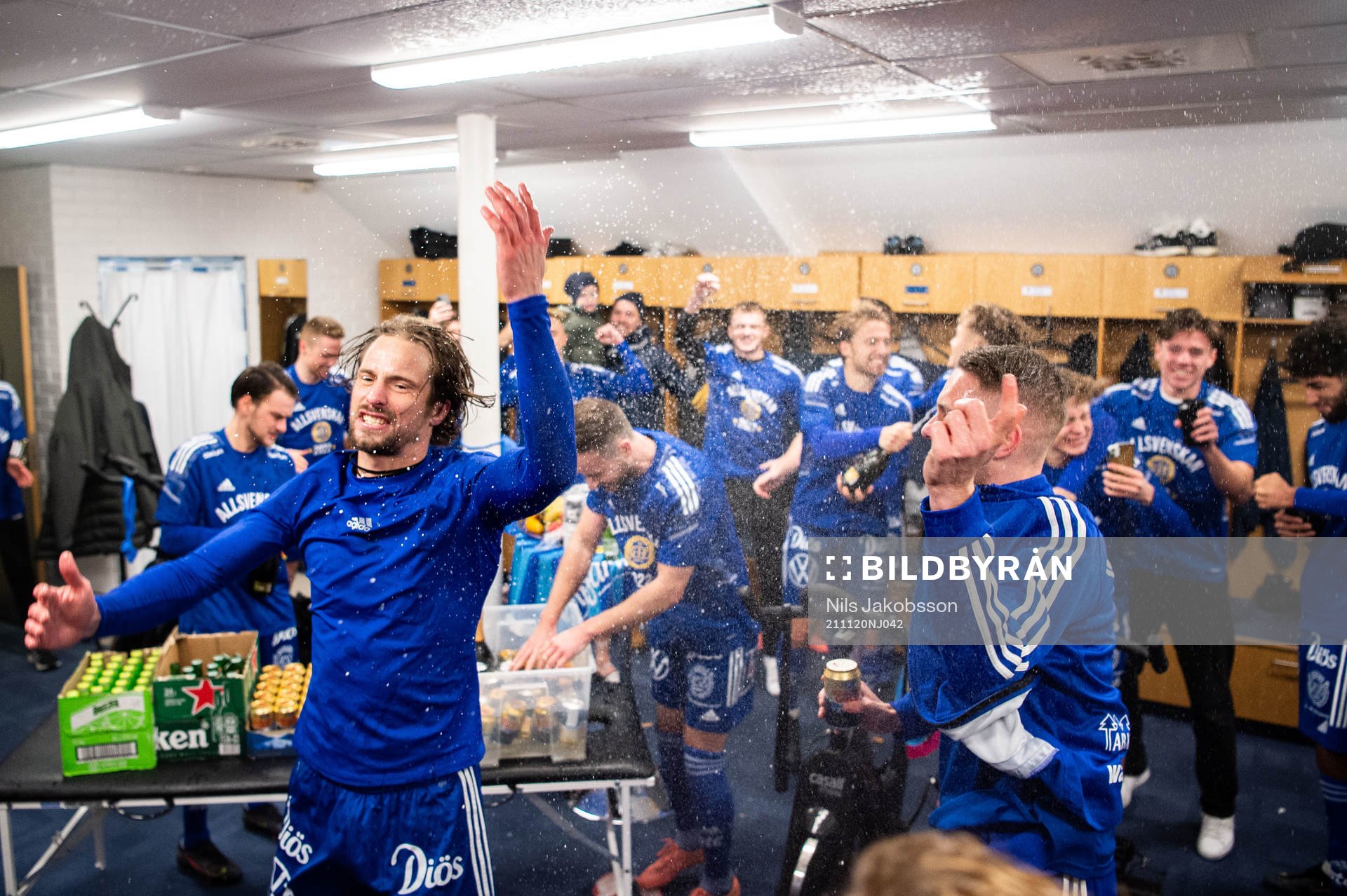 Sundsvalls Linus Hallenius  jublar