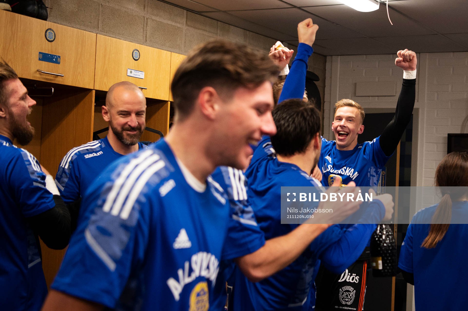 Sundsvalls målvakt Andreas Andersson jublar i omklädnignsrummet efter fotbollsmatchen i Superettan mellan GIF Sundsvall och Öster den 20 november 2021 i Sundsvall.