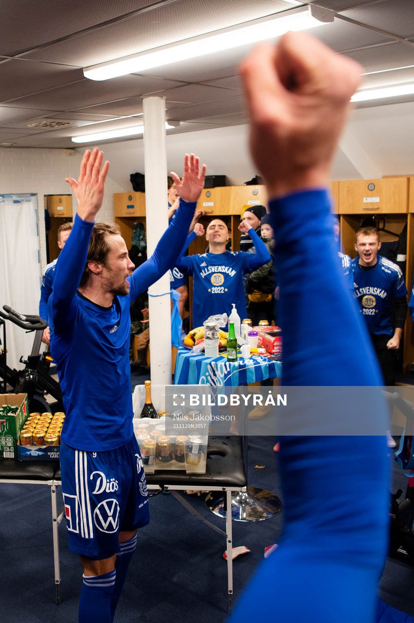 Sundsvalls Linus Hallenius jublar i omklädningsrummet