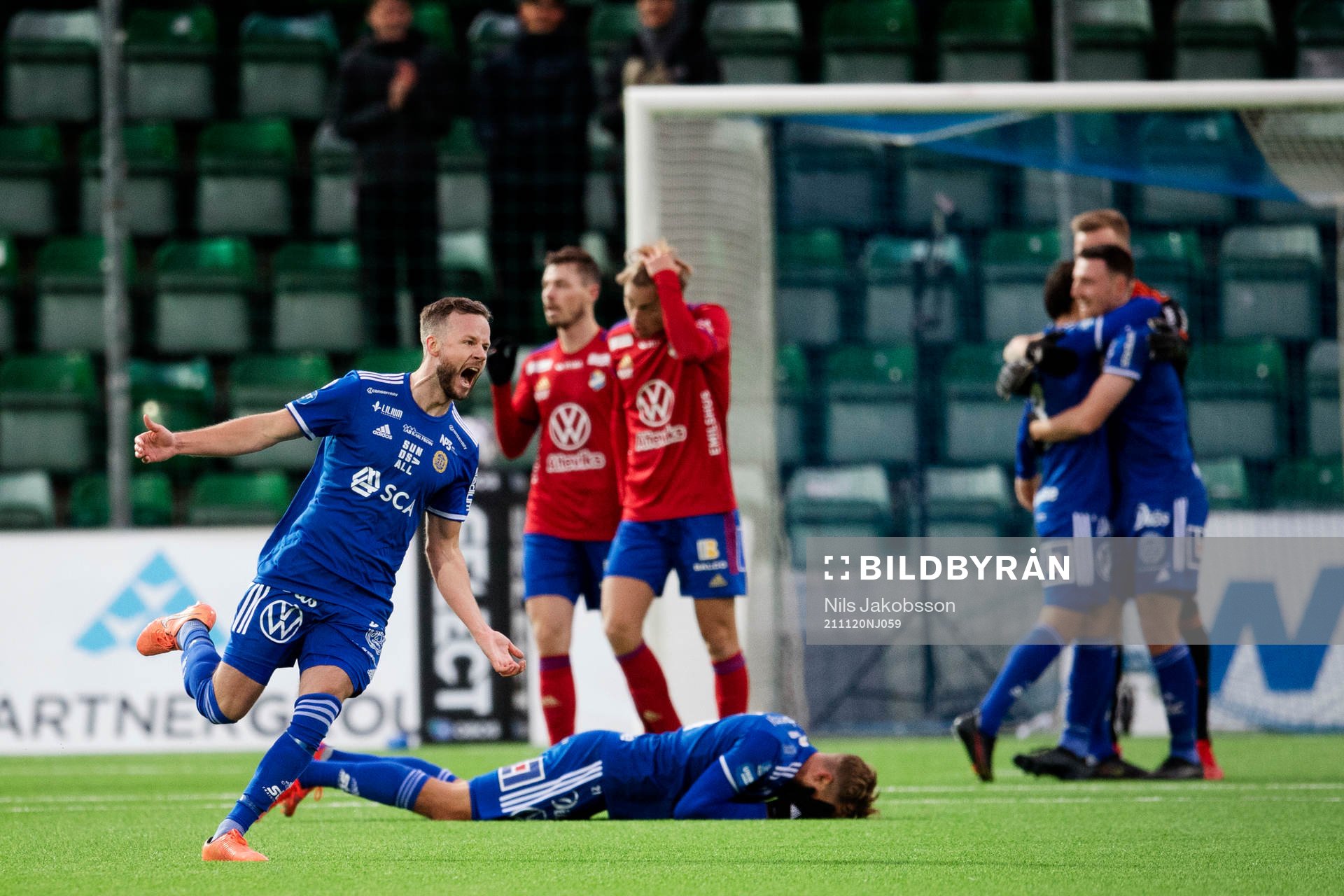 Sundsvalls Robert Lundström jublar vid slutsignal av fotbollsmatchen i Superettan mellan GIF Sundsvall och Öster den 20 november 2021 i Sundsvall.