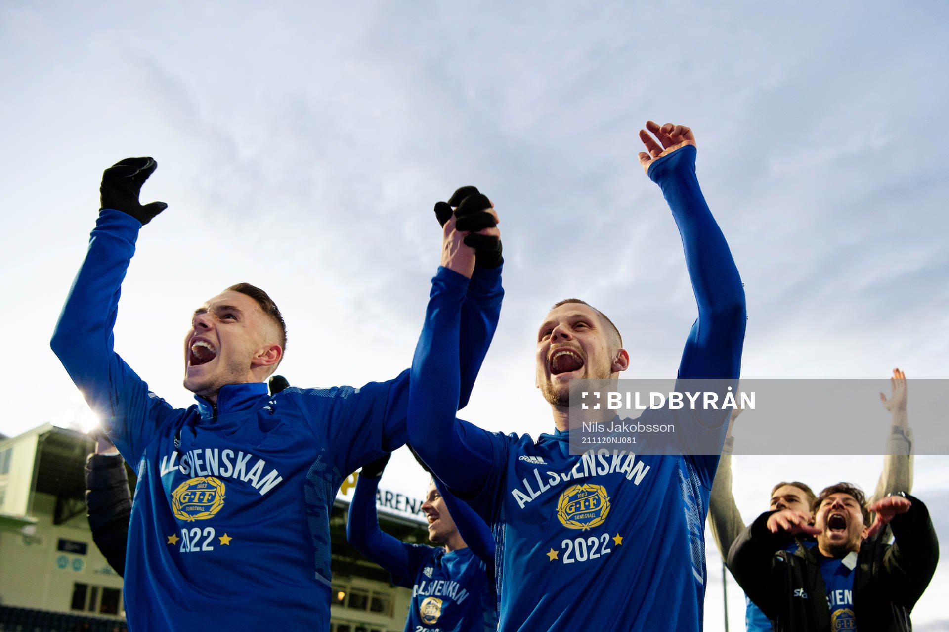 Sundsvalls Albin Palmlöf, Erik Andersson, assisterande tränare Brian Clarhaut jublar efter fotbollsmatchen i Superettan mellan GIF Sundsvall och Öster den 20 november 2021 i Sundsvall.