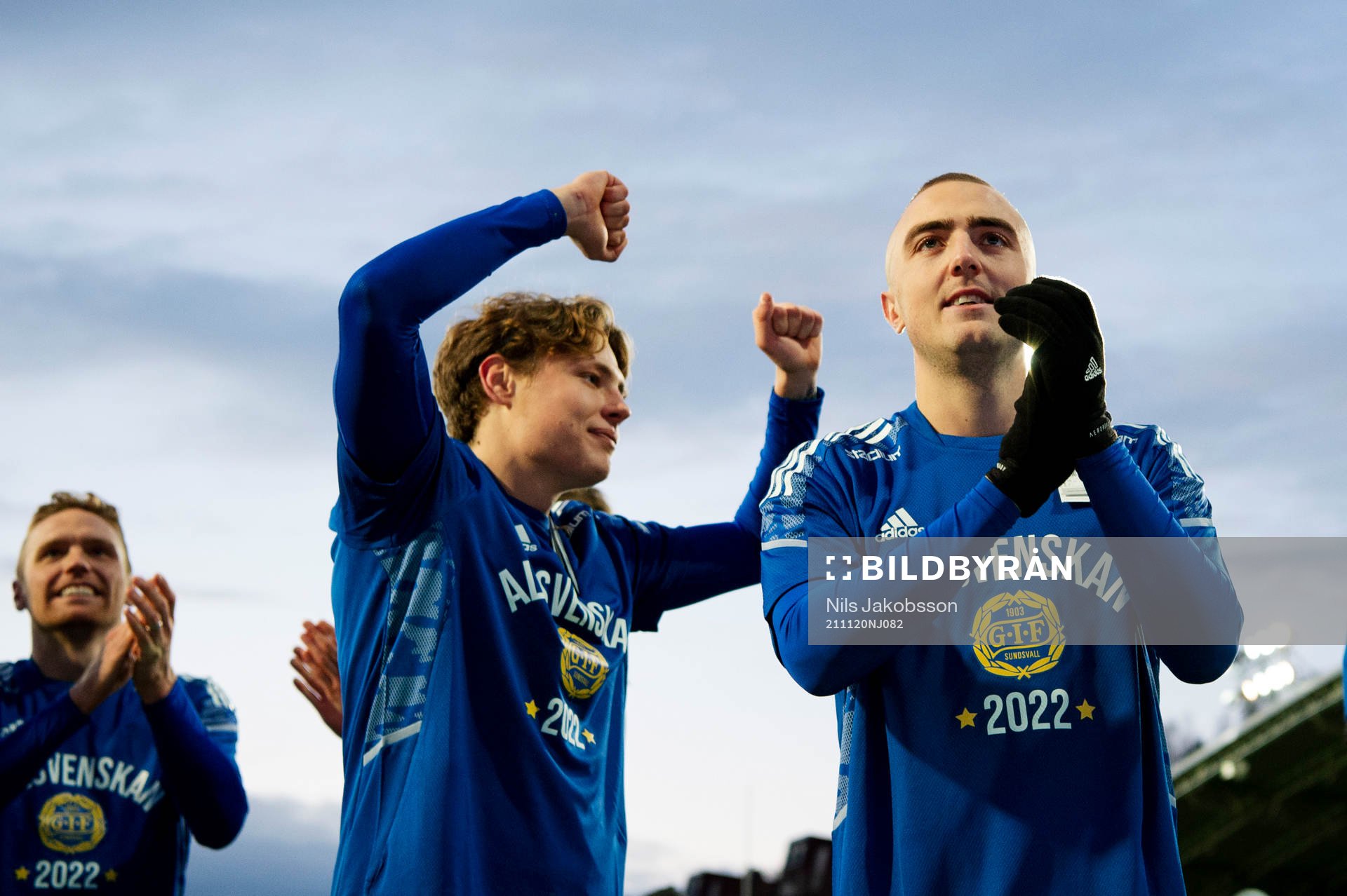 Sundsvalls Jesper Carström och Dennis Olsson jublar efter fotbollsmatchen i Superettan mellan GIF Sundsvall och Öster den 20 november 2021 i Sundsvall.