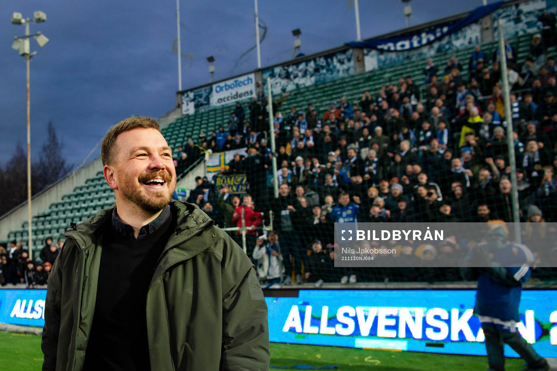 Sundsvalls tränare Henrik Åhnstrand tackar publiken