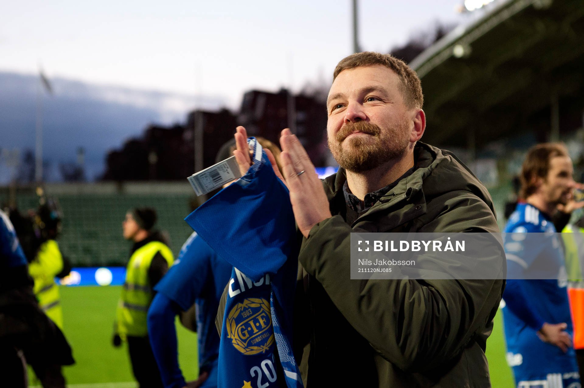 Sundsvalls tränare Henrik Åhnstrand tackar publiken