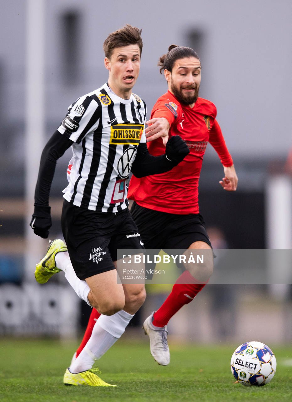Landskronas Filip Olsson och Vasalunds Elias Durmaz under fotbollsmatchen i Superettan mellan Landskrona och Vasalund den 20 november 2021 i Landskrona.