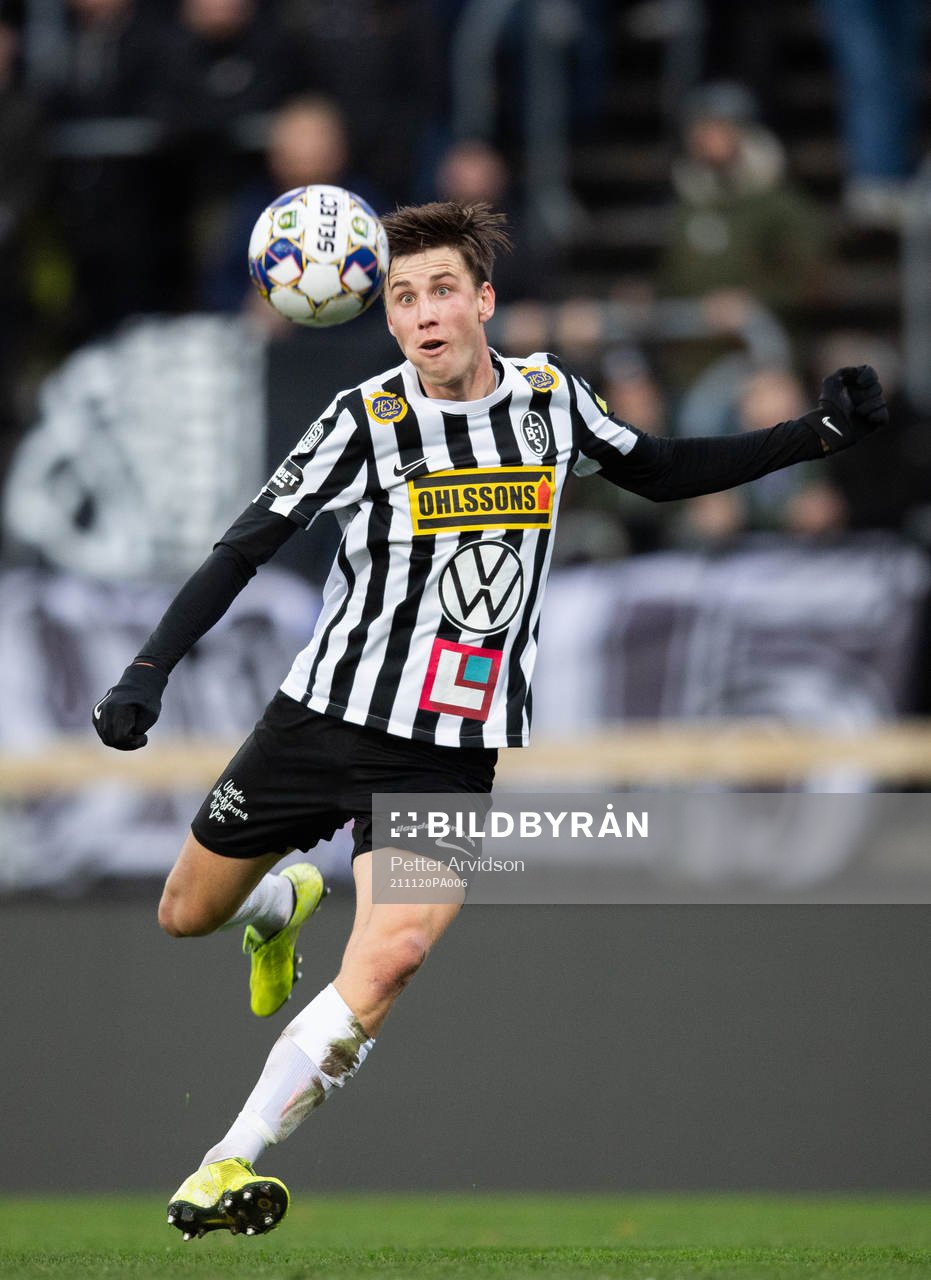 Landskronas Filip Olsson skjuter in 1-0 målet