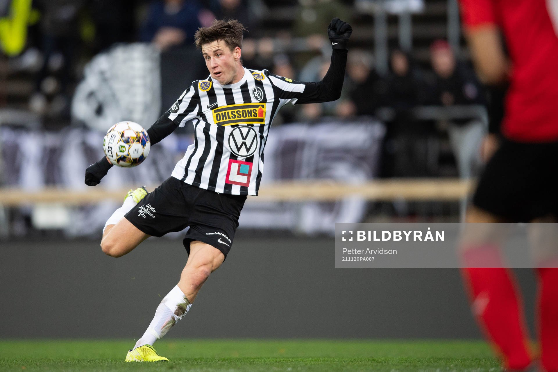 Landskronas Filip Olsson skjuter in 1-0 målet