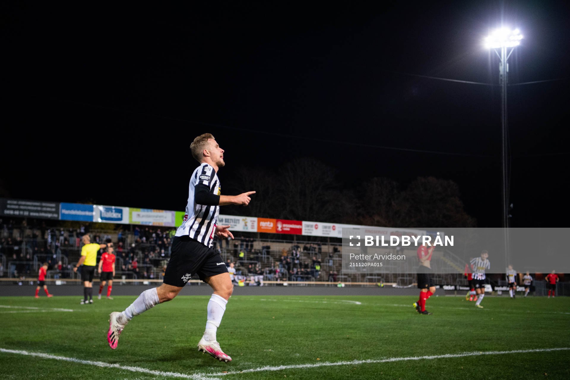 Landskronas Linus Olsson jublar efter sitt 3-0 mål under fotbollsmatchen i Superettan mellan Landskrona och Vasalund den 20 november 2021 i Landskrona. 