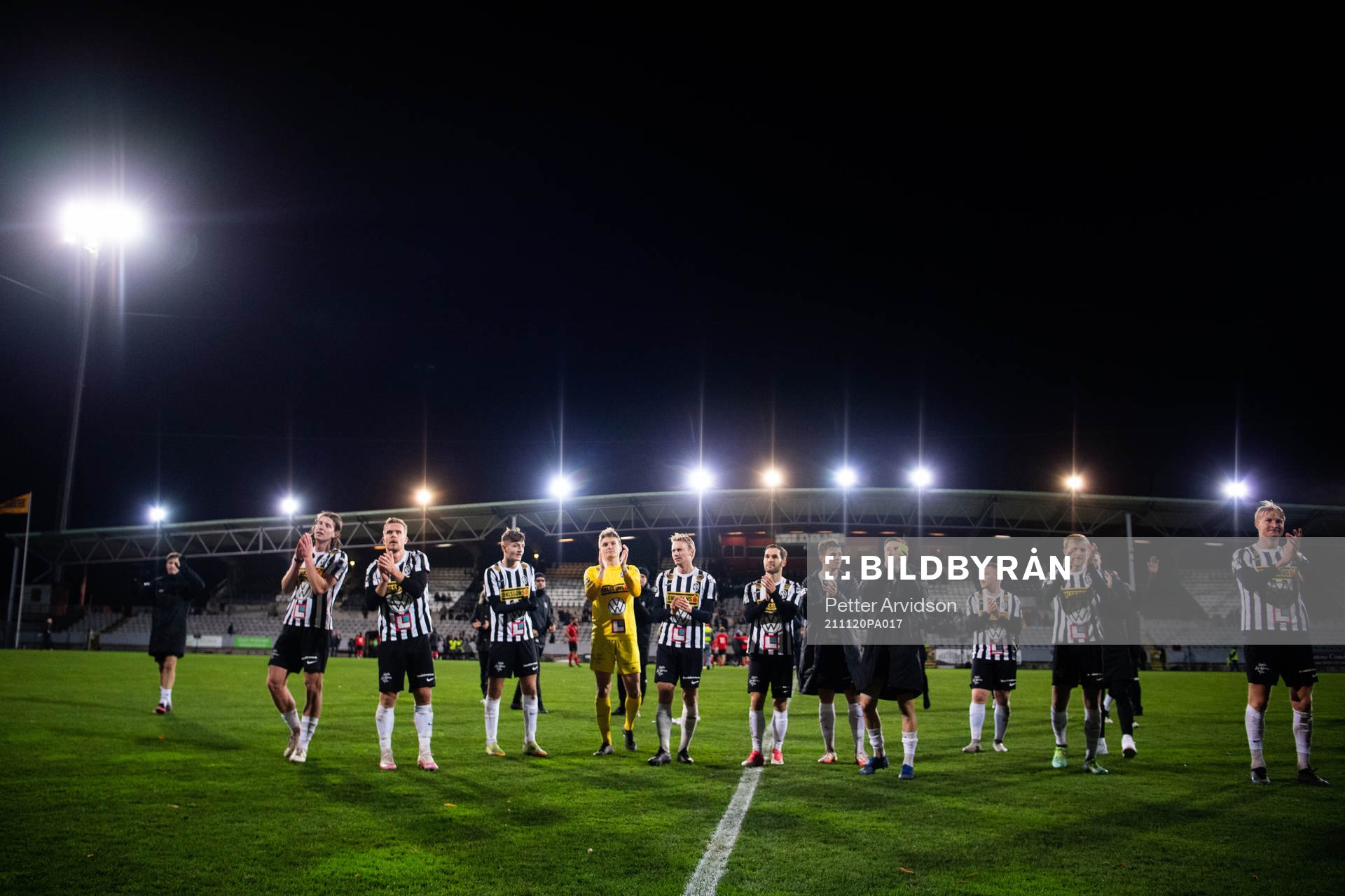 Landskronas spelare tackar publiken efter fotbollsmatchen i Superettan mellan Landskrona och Vasalund den 20 november 2021 i Landskrona.