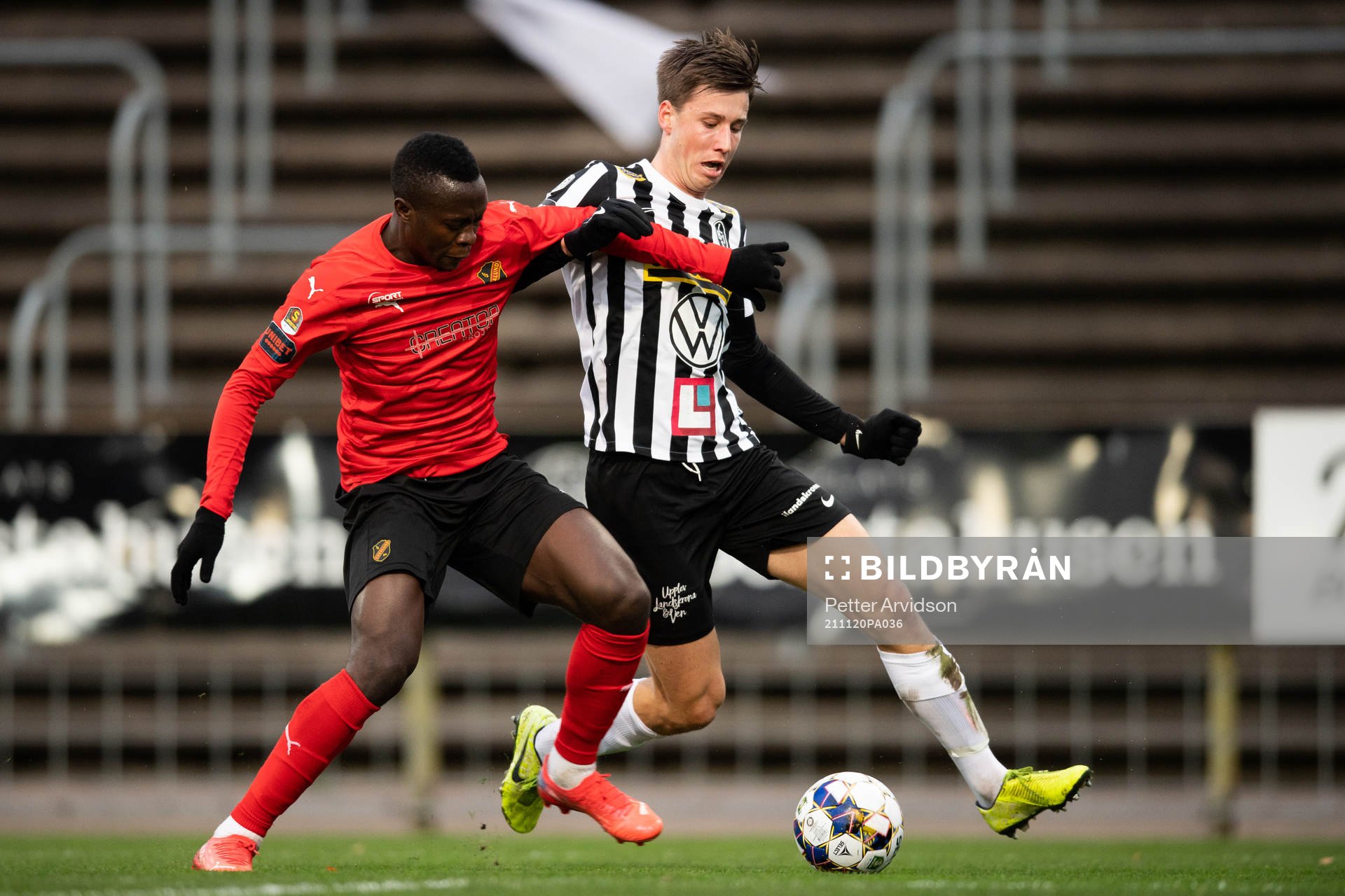 Vasalunds Anthony Wambani och Landskronas Filip Olsson