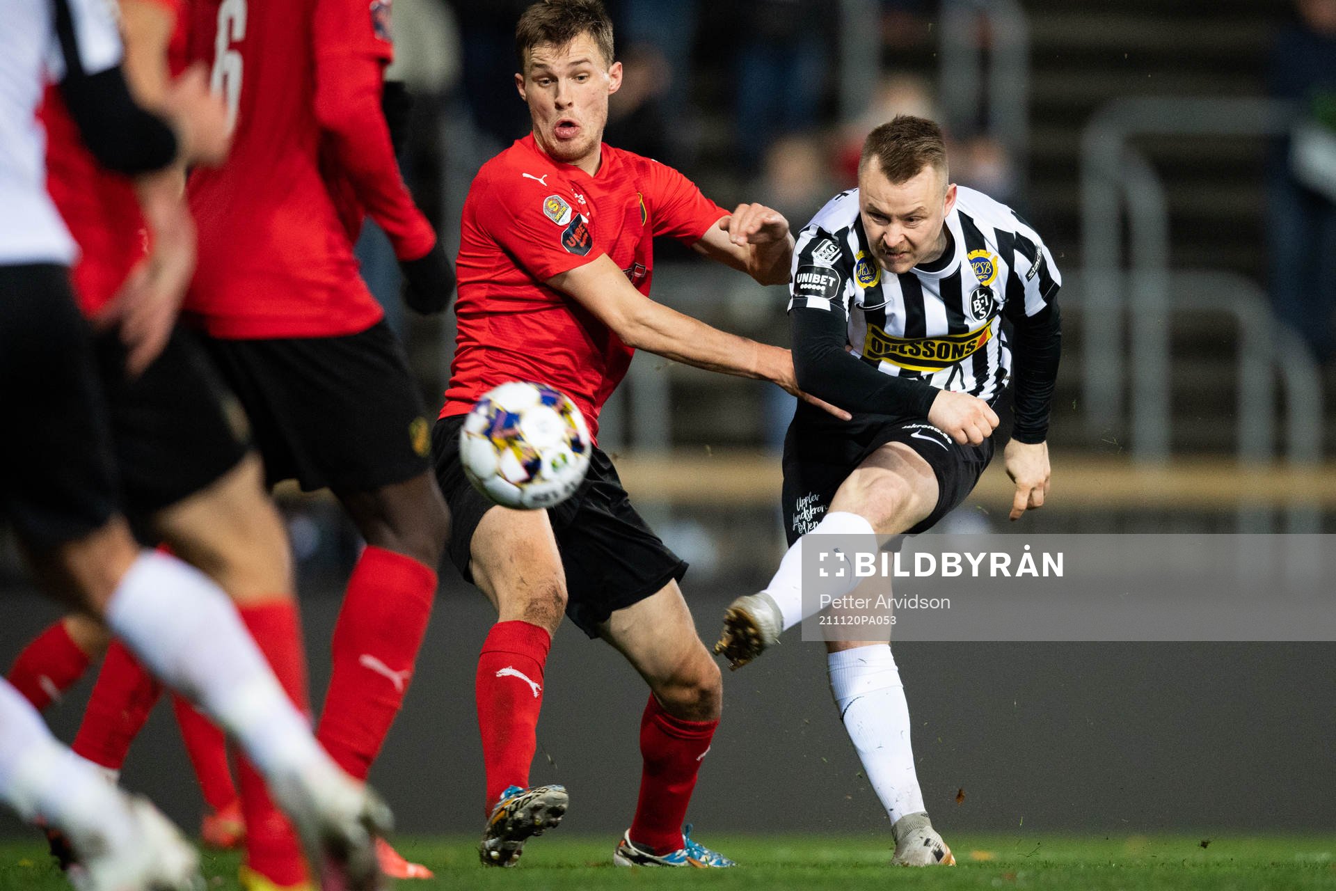 Landskronas Nicklas Nielsen och Vasalunds Daniel Söderberg under fotbollsmatchen i Superettan mellan Landskrona och Vasalund den 20 november 2021 i Landskrona.