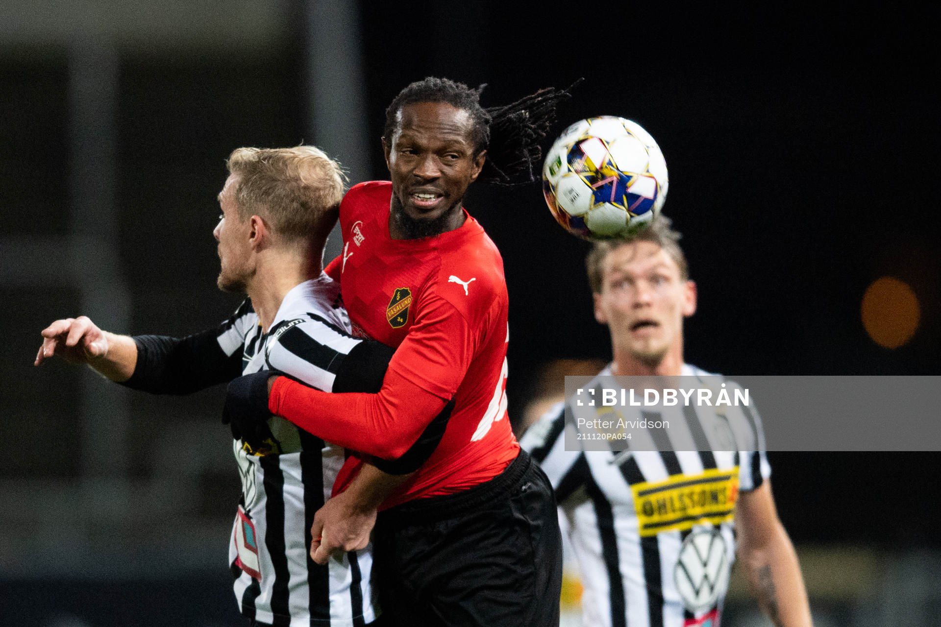 Vasalunds Kebba Ceesay och Landskronas Linus Olsson under fotbollsmatchen i Superettan mellan Landskrona och Vasalund den 20 november 2021 i Landskrona. 