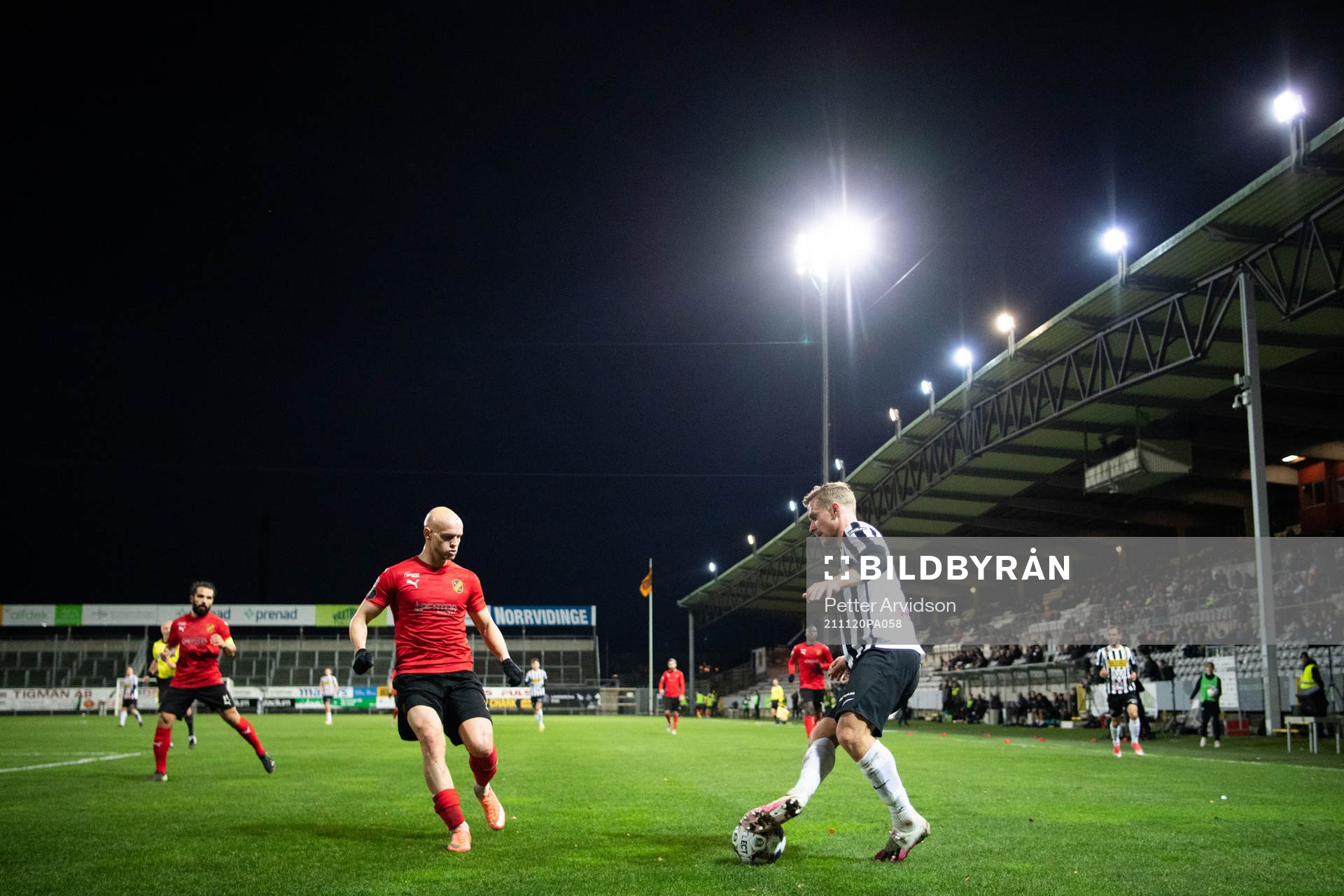 Vasalunds Zourab Tsiskaridze och Landskronas Linus Olsson under fotbollsmatchen i Superettan mellan Landskrona och Vasalund den 20 november 2021 i Landskrona.