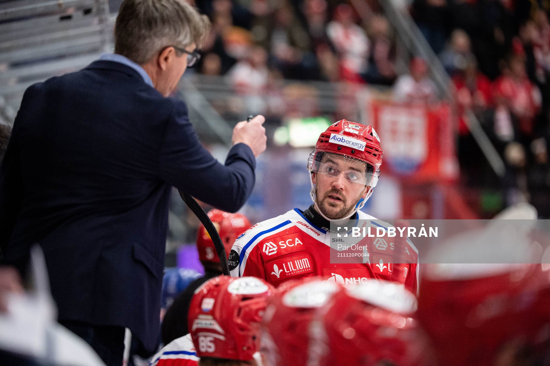 Timrås Tim Erixon i diskussion med tränare Fredrik