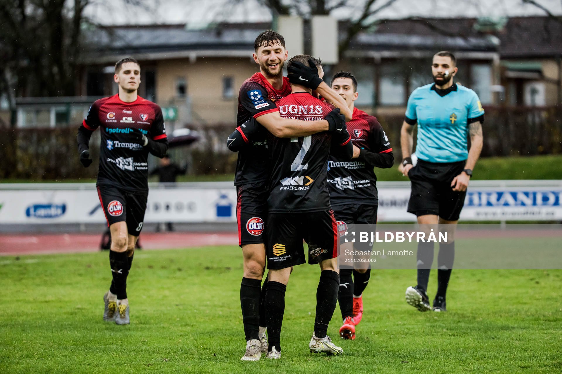 Trollhättans Samuel Rundqvist har gjort 1-0 och jublar med