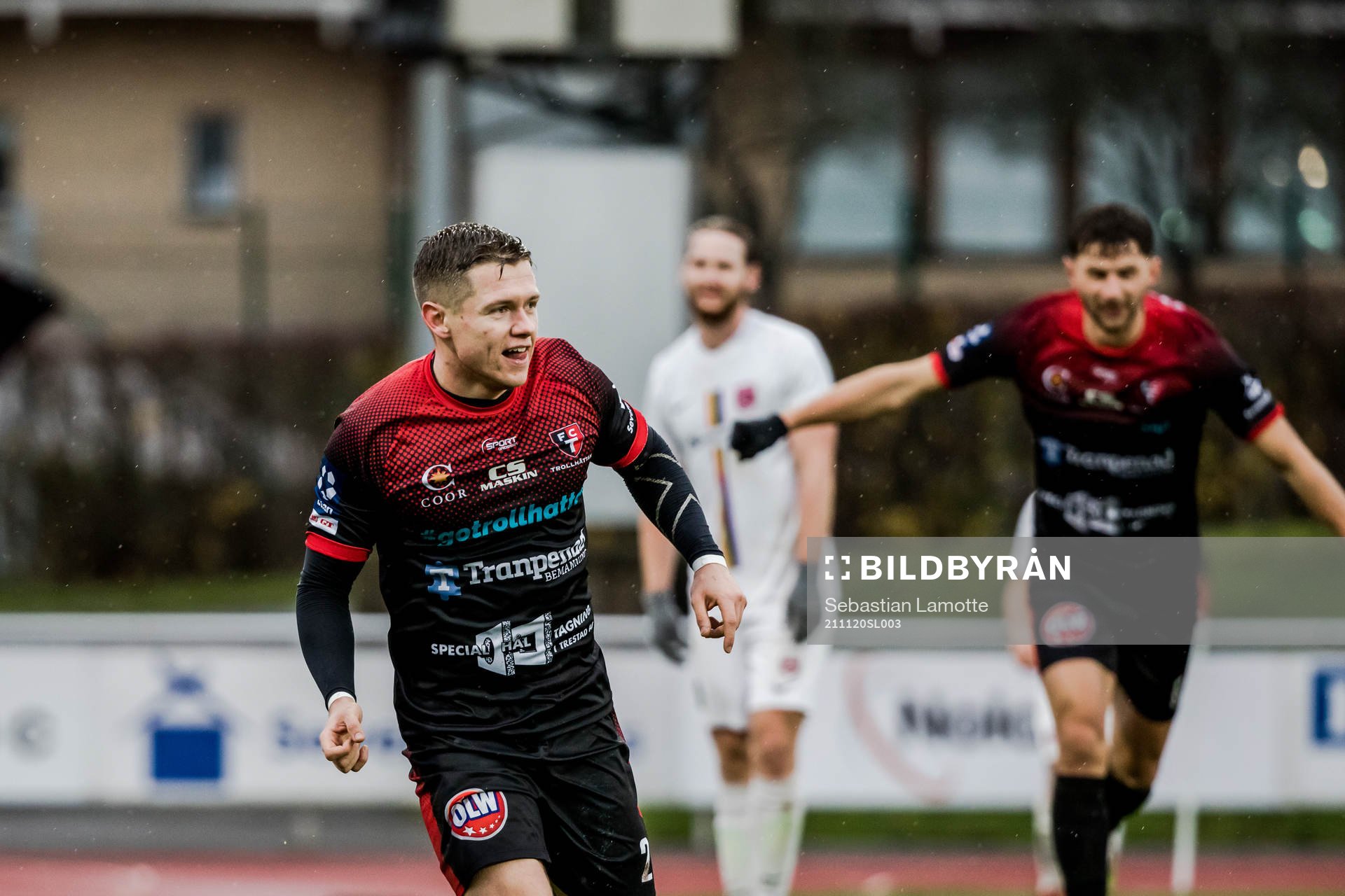 Trollhättans Samuel Rundqvist har gjort 1-0 och jublar under fotbollsmatchen i Ettan södra mellan Trollhättan och Qviding den 20 november 2021 i Trollhättan.