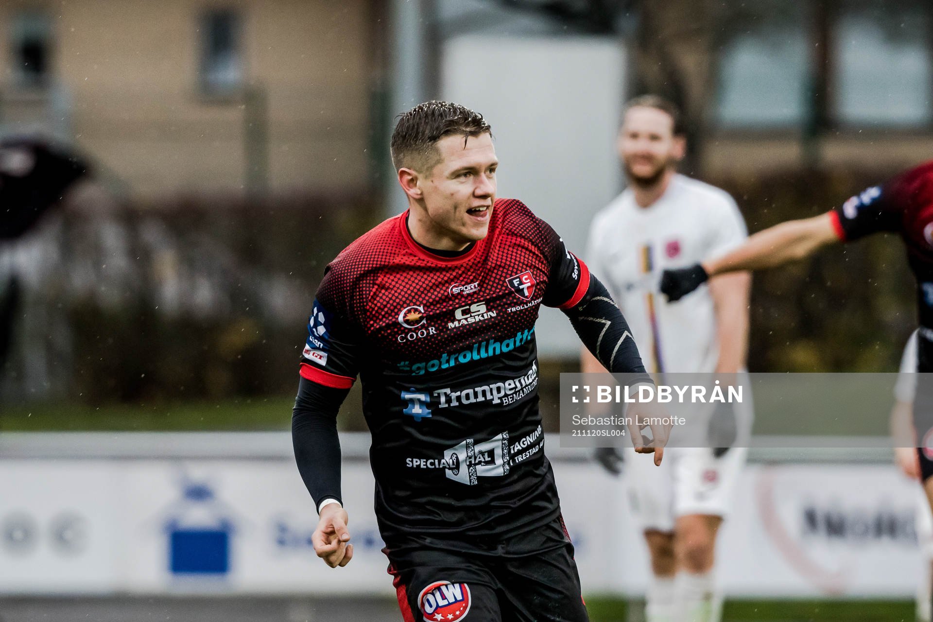 Trollhättans Samuel Rundqvist har gjort 1-0 och jublar under fotbollsmatchen i Ettan södra mellan Trollhättan och Qviding den 20 november 2021 i Trollhättan.