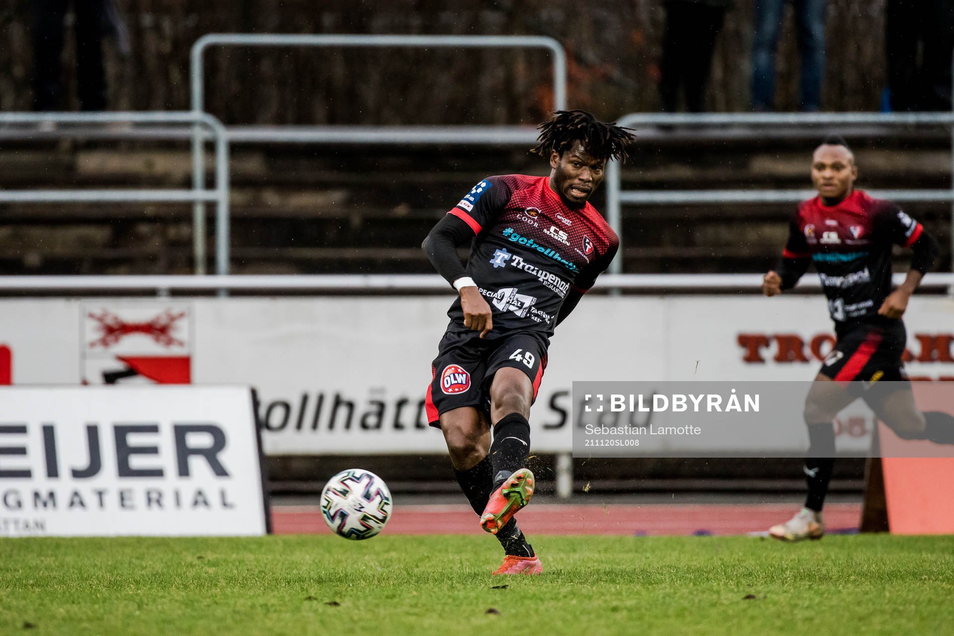 Trollhättans Abdul Fatawu Safiu under fotbollsmatchen i Ettan södra mellan Trollhättan och Qviding den 20 november 2021 i Trollhättan.