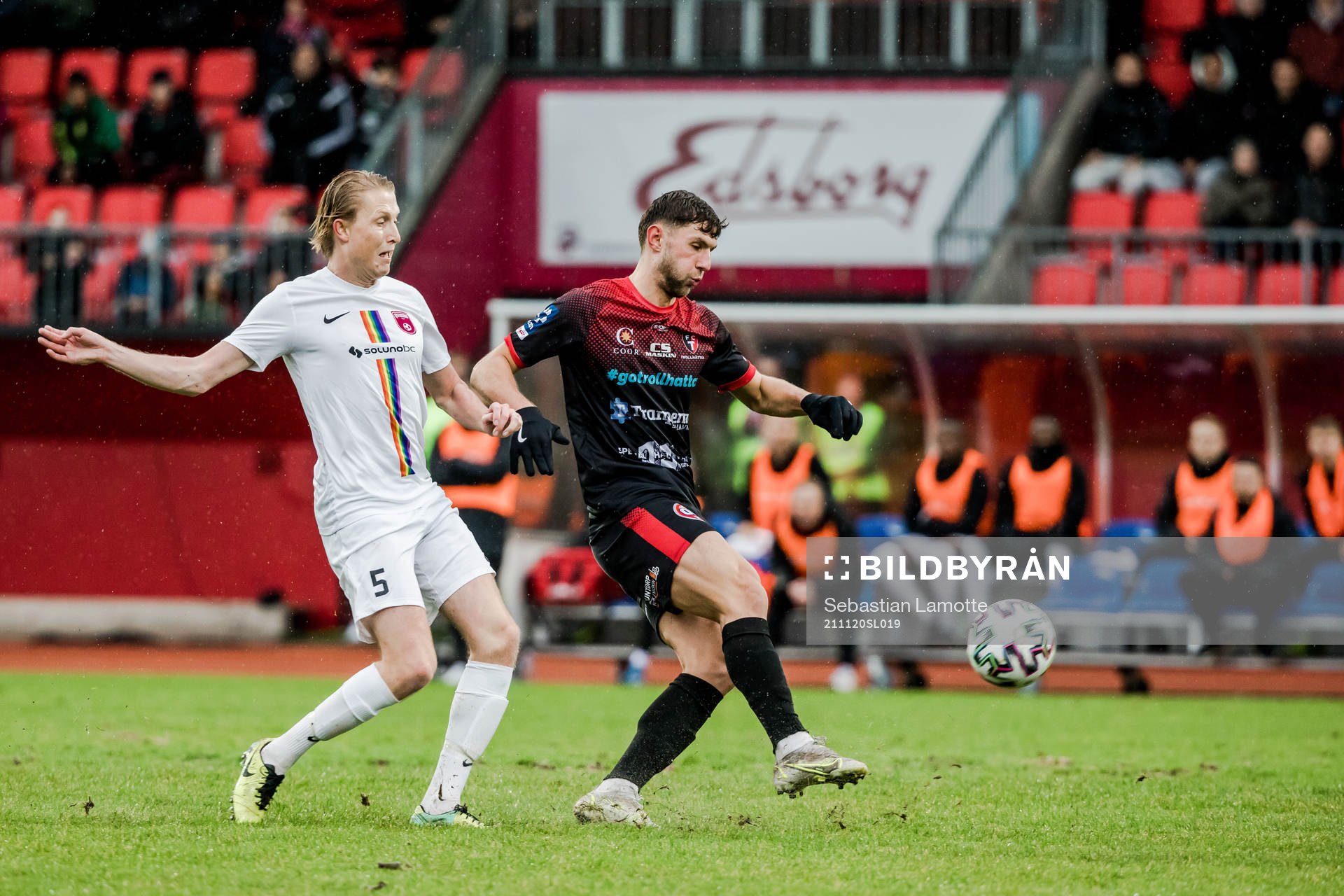 Qvidings Oscar Ehner och Trollhättans Alibek Aliev under fotbollsmatchen i Ettan södra mellan Trollhättan och Qviding den 20 november 2021 i Trollhättan.