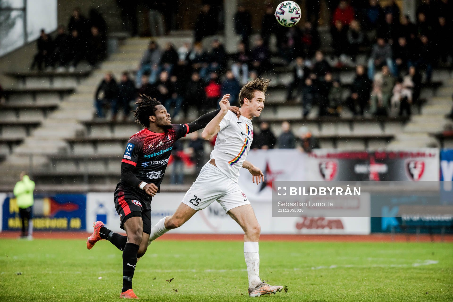 Trollhättans Abdul Fatawu Safiu och Qvidings Vilgot Parsmo under fotbollsmatchen i Ettan södra mellan Trollhättan och Qviding den 20 november 2021 i Trollhättan.