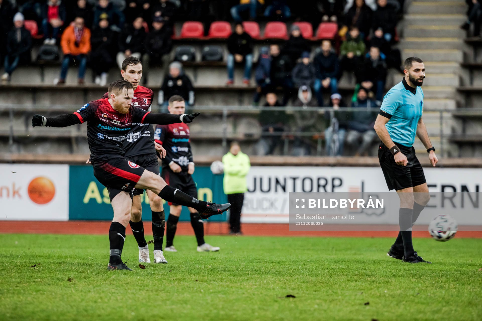 Trollhättans Jonas Emanuelsson under fotbollsmatchen i Ettan södra mellan Trollhättan och Qviding den 20 november 2021 i Trollhättan. 