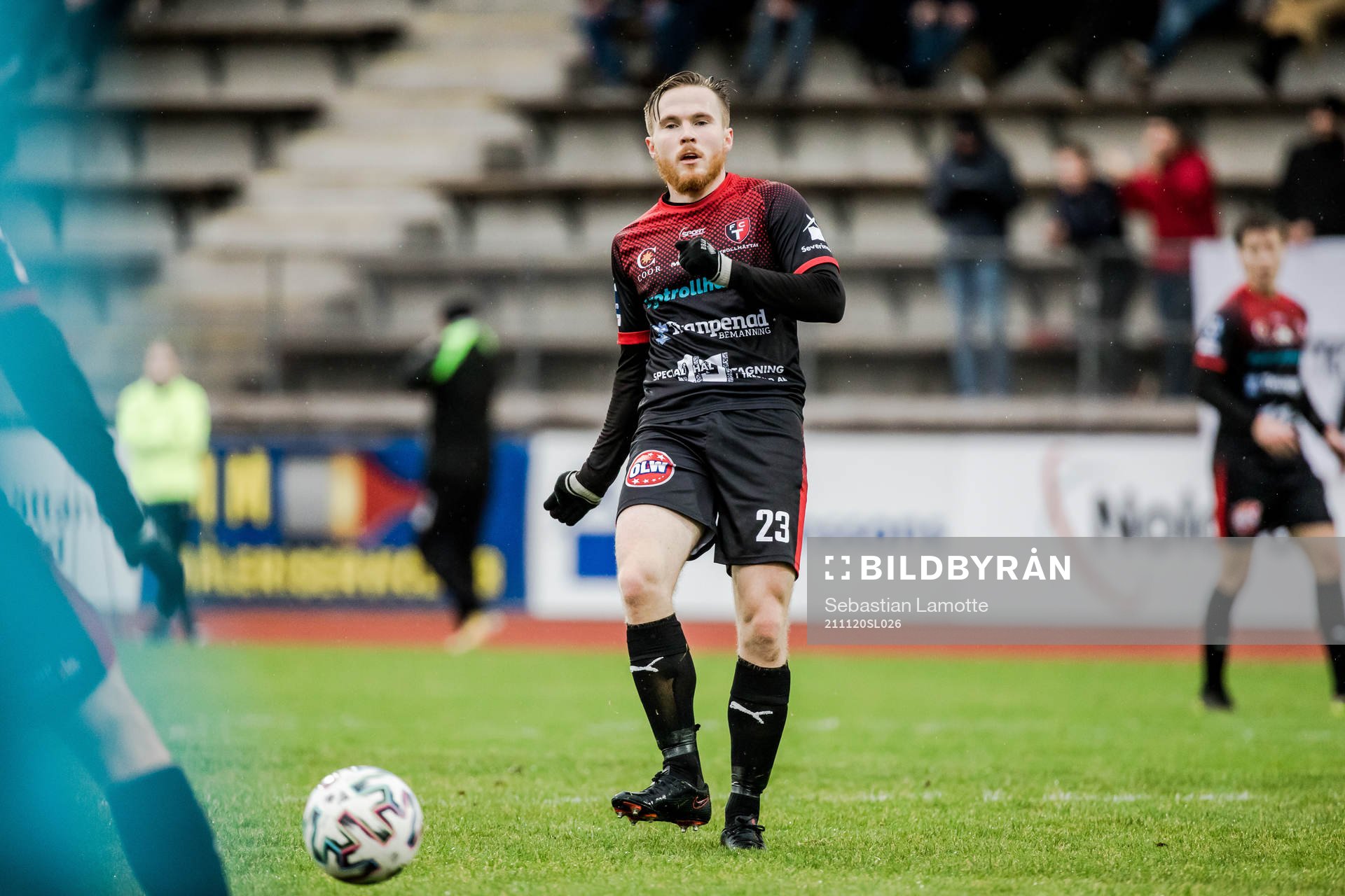 Trollhättans Jonas Emanuelsson under fotbollsmatchen i Ettan södra mellan Trollhättan och Qviding den 20 november 2021 i Trollhättan.