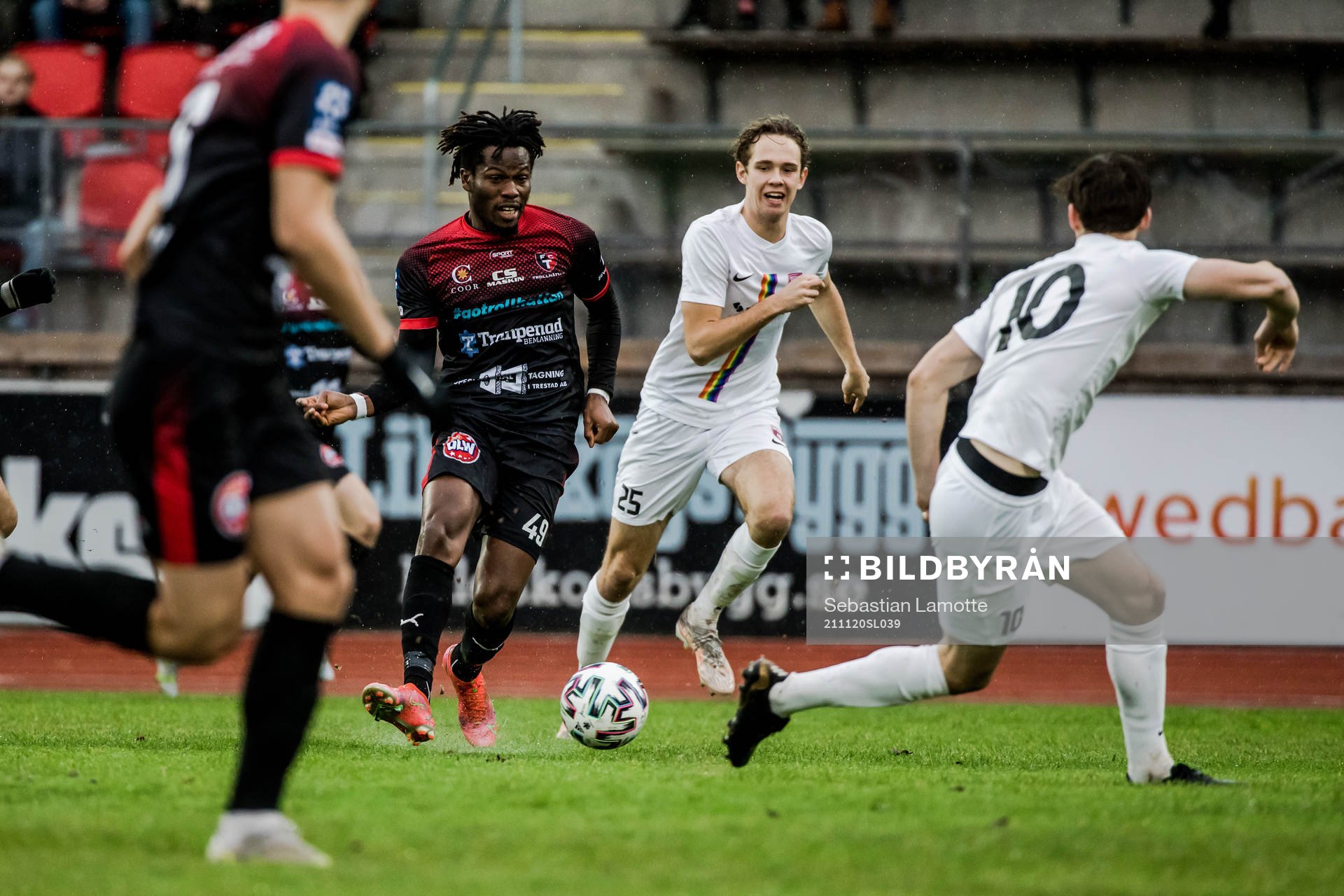 Trollhättans Abdul Fatawu Safiu under fotbollsmatchen i Ettan södra mellan Trollhättan och Qviding den 20 november 2021 i Trollhättan.