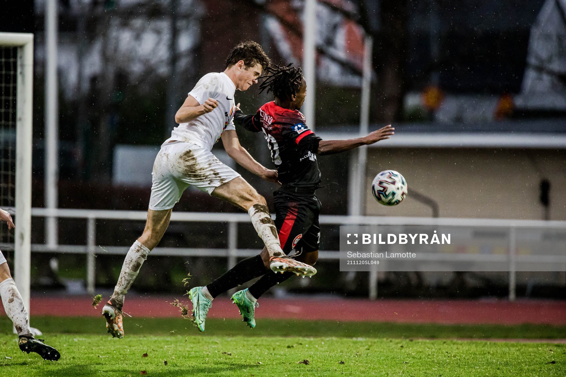 Trollhättans Abdul Fatawu Safiu och Qvidings Vilgot Parsmo under fotbollsmatchen i Ettan södra mellan Trollhättan och Qviding den 20 november 2021 i Trollhättan. 