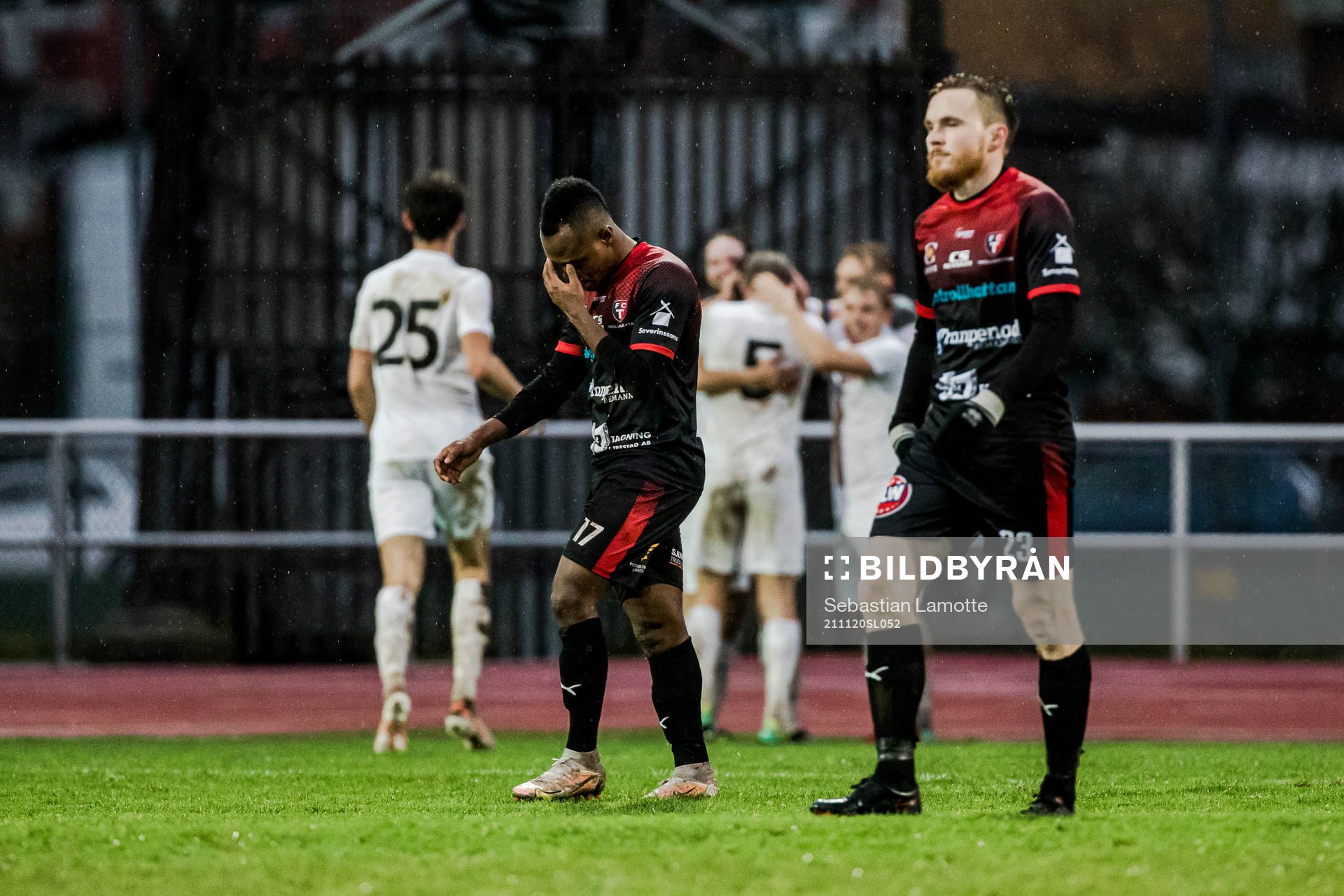 Trollhättans Enoch Adu och Jonas Emanuelsson deppar