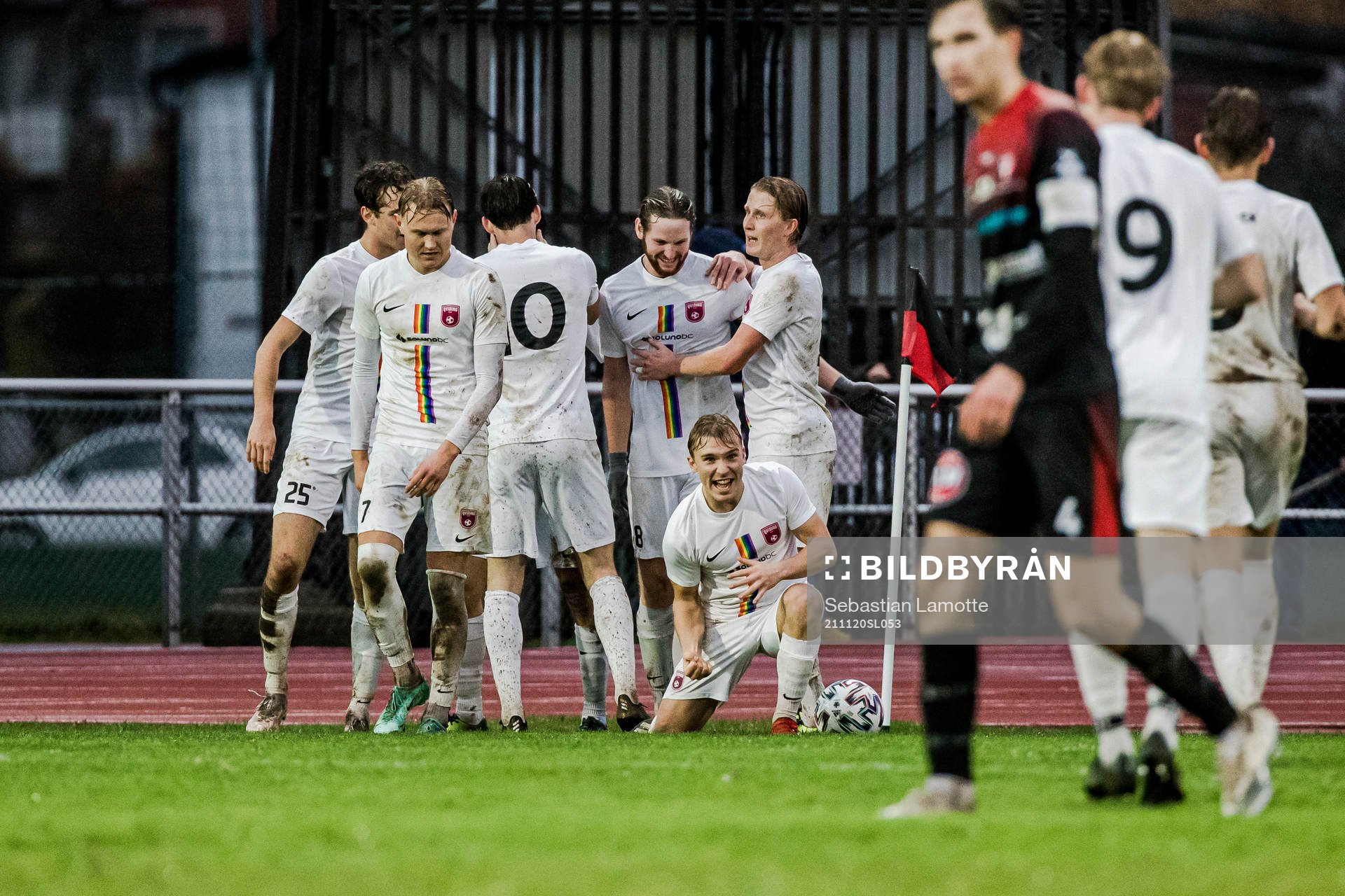 Qvidings Daniel Tidstrand har gjort 1-1 och jublar med